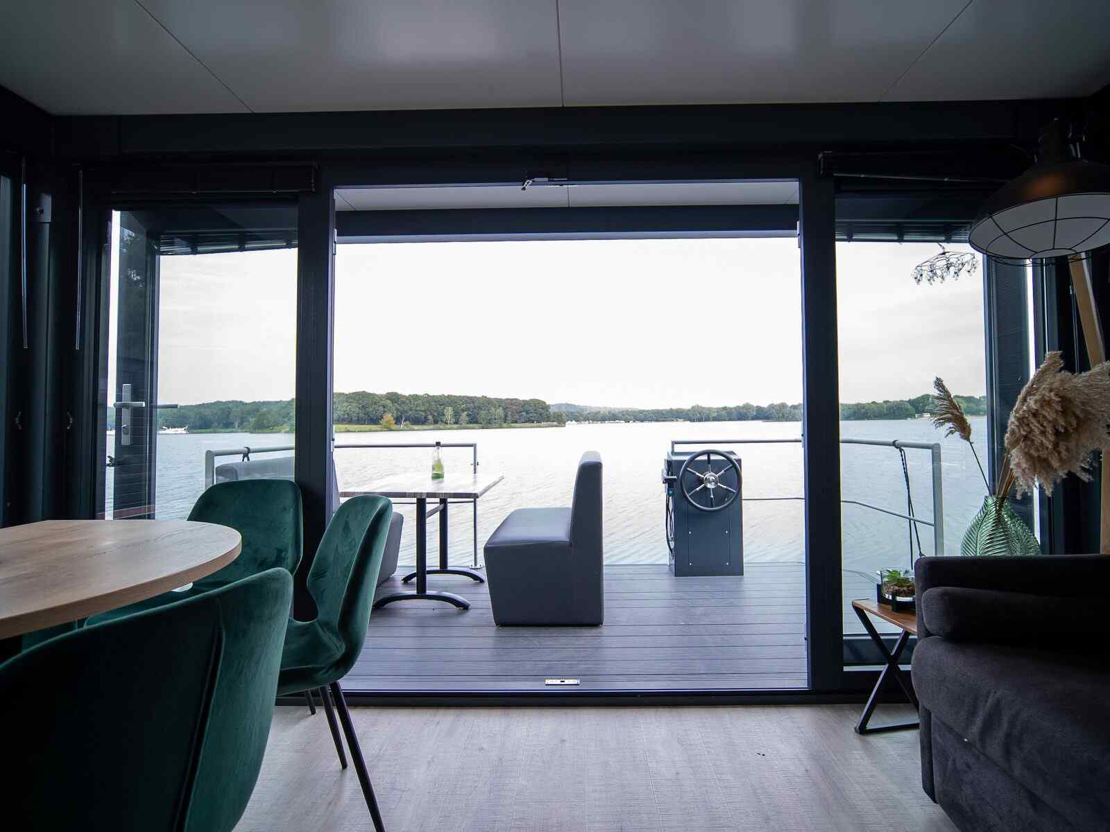 mooi-4-6-persoons-houseboat-met-dakterras-aan-de-mookerplas-met-uitzicht-op-water