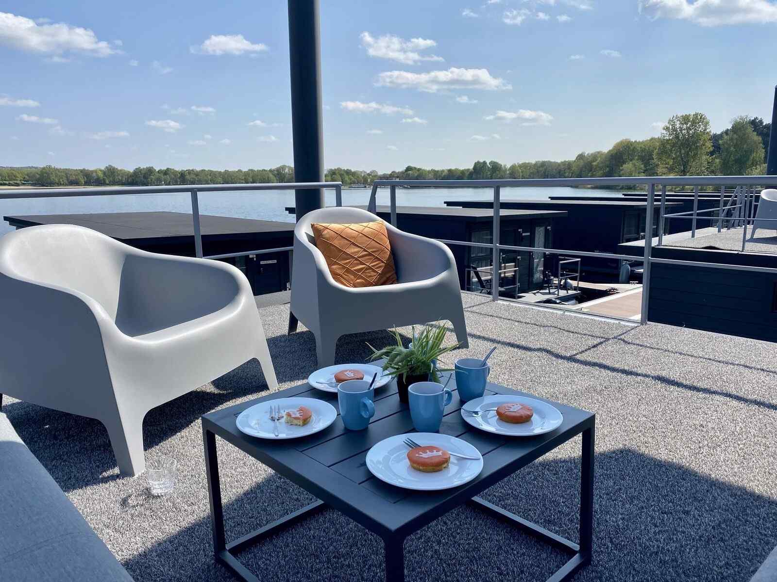 mooi-4-6-persoons-houseboat-met-dakterras-aan-de-mookerplas-met-uitzicht-op-water