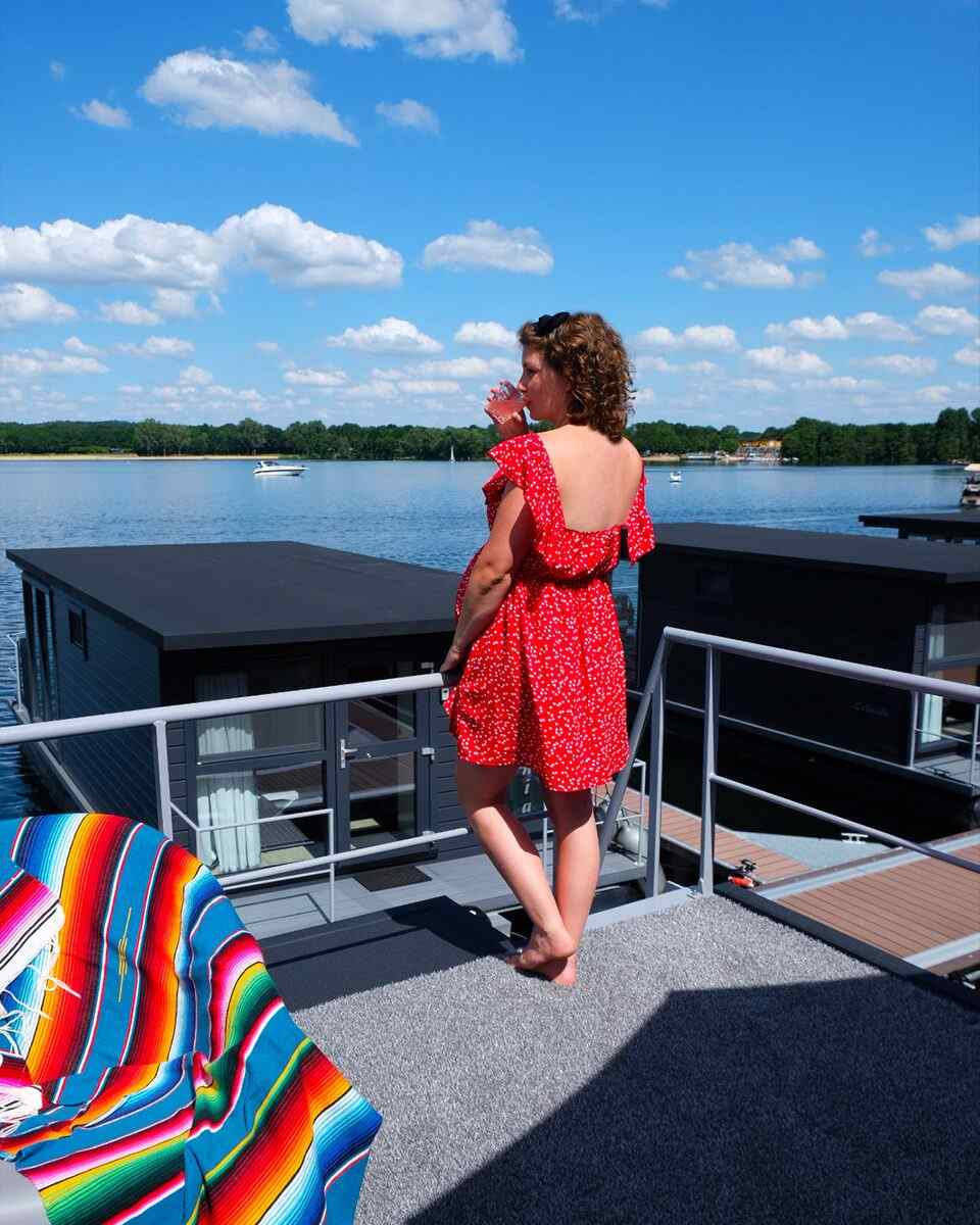 mooi-4-6-persoons-houseboat-met-dakterras-aan-de-mookerplas-met-uitzicht-op-water