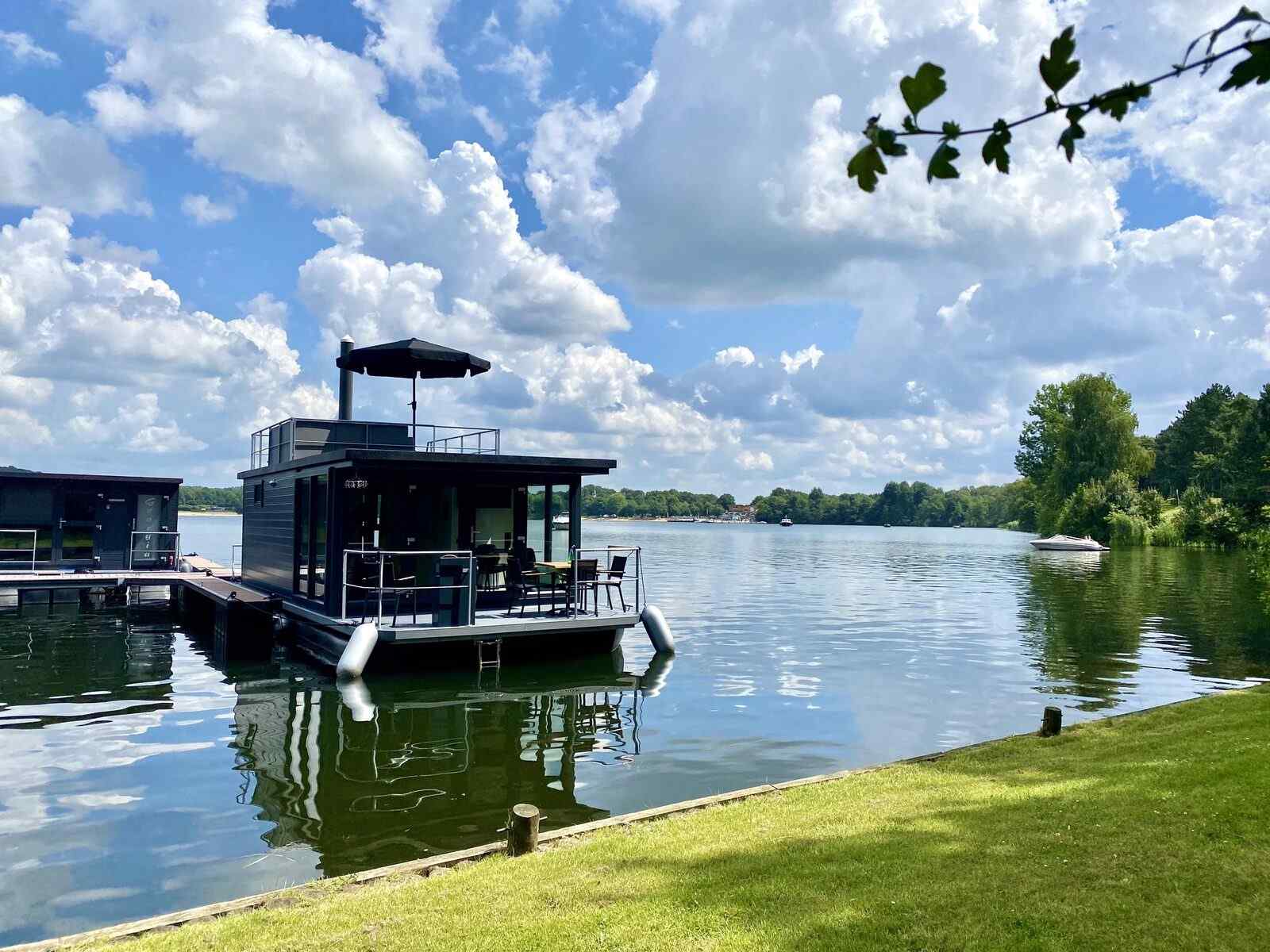 luxe-4-6-persoons-houseboat-met-dakterras-aan-de-mookerplas-met-uitzicht-op-water