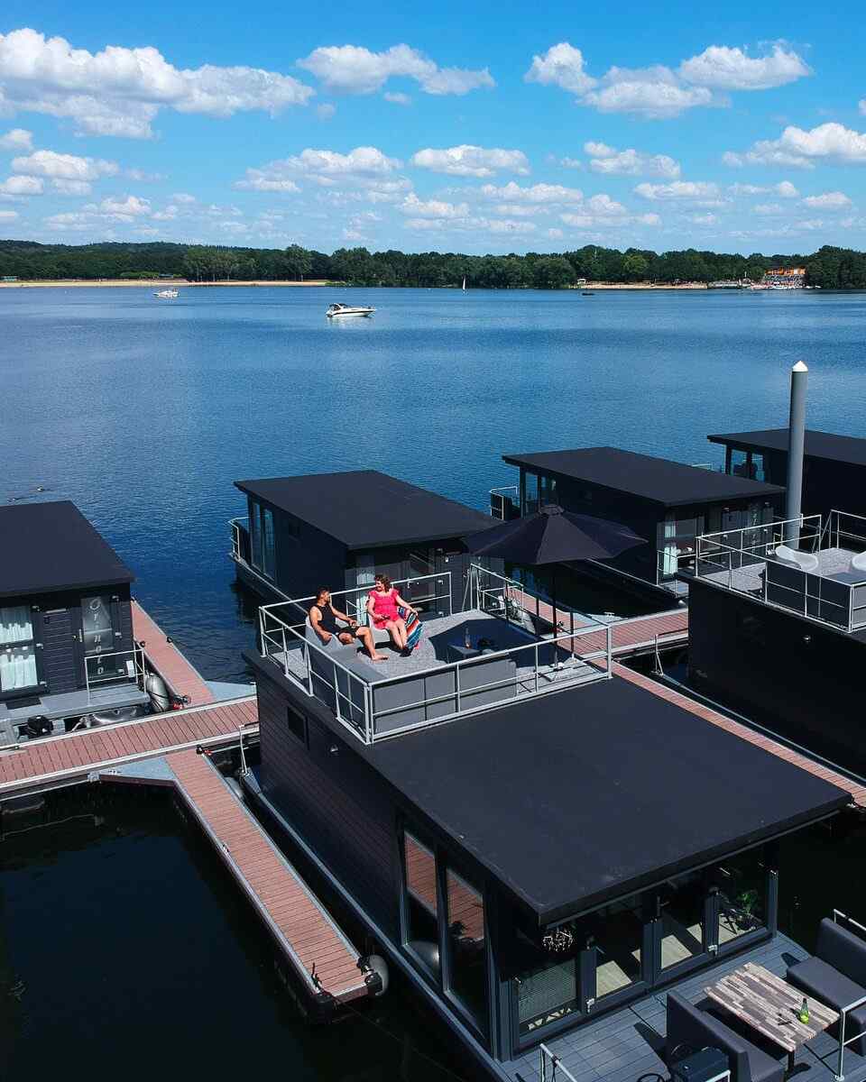 mooi-4-6-persoons-houseboat-met-dakterras-aan-de-mookerplas-met-uitzicht-op-water