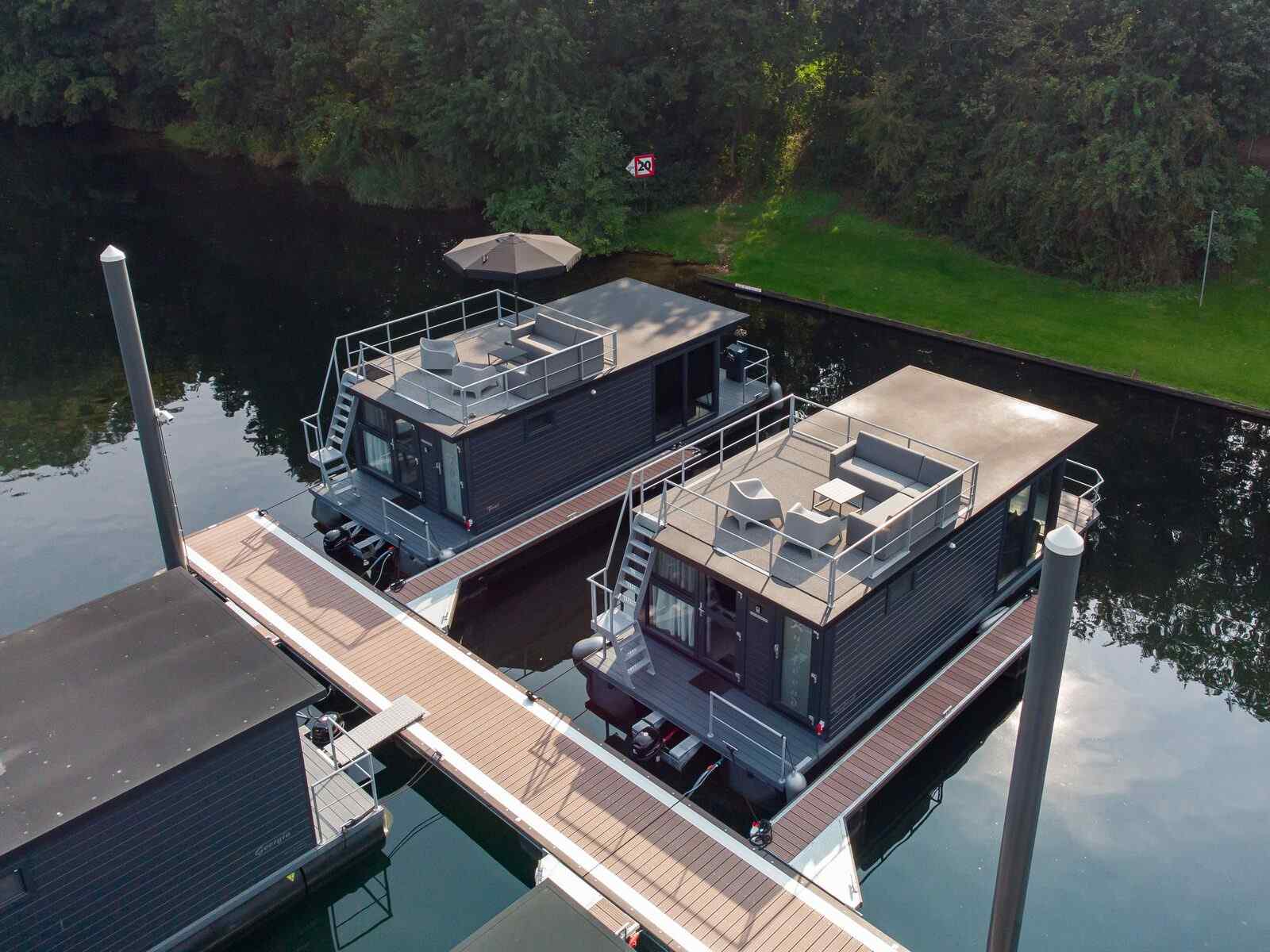 mooi-4-6-persoons-houseboat-met-dakterras-aan-de-mookerplas-met-uitzicht-op-water