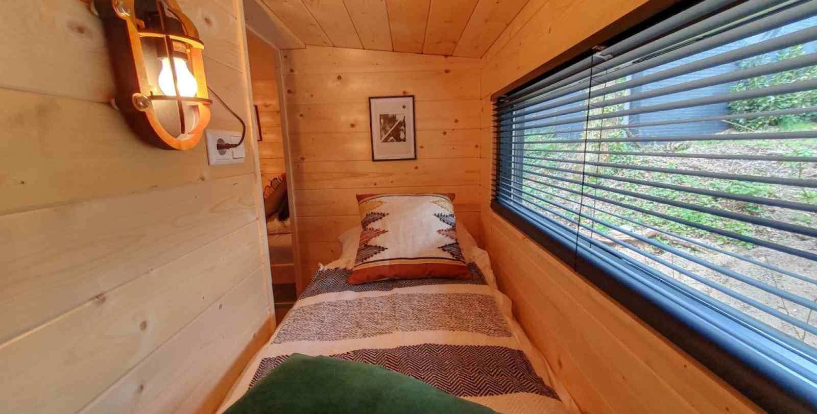 tiny-house-voor-4-personen-op-vakantie-maasduinen-met-natuurmeer-en-zandstrand