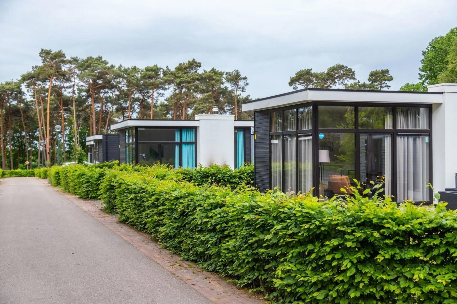 4-persoons-vakantiehuis-op-vakantiepark-maasduinen-met-natuurmeer-en-zandstrand