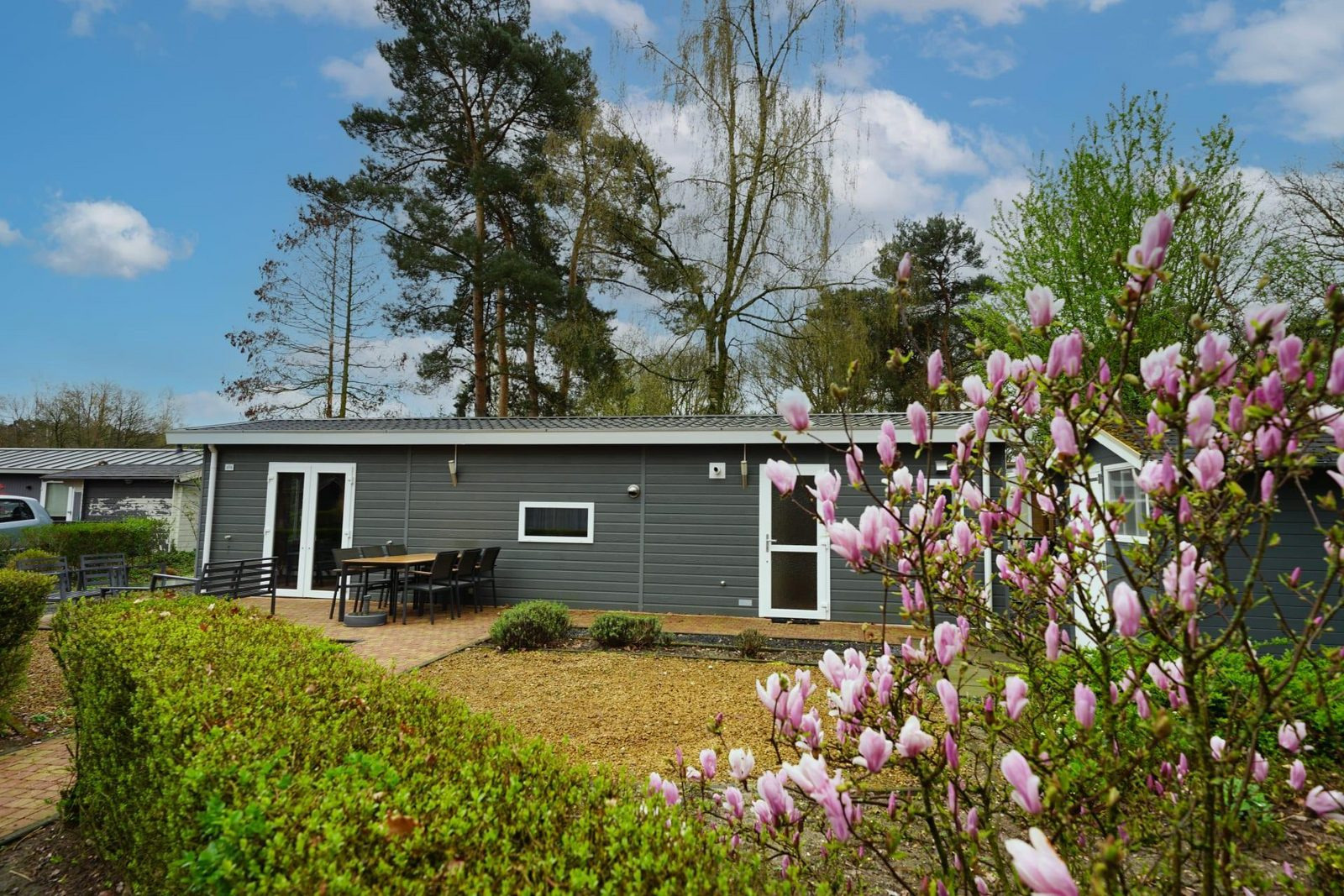 Basic 6 persoons chalet op vakantiepark Maasduinen met natuurmeer en zandstrand.