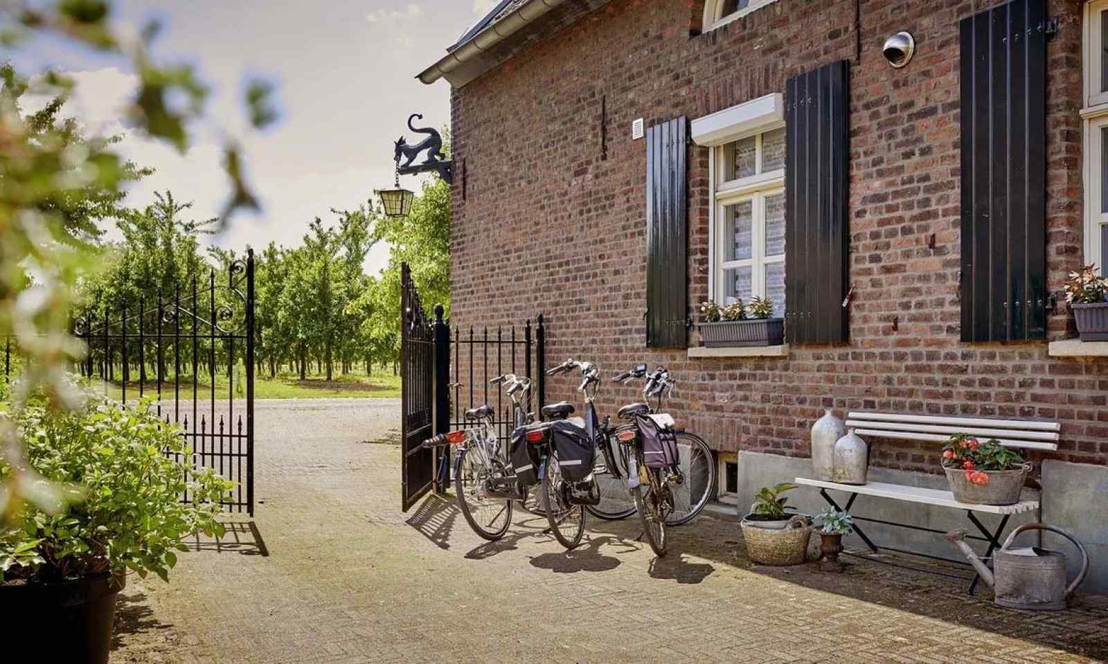 landelijk-gelegen-vakantiehuis-voor-10-personen-met-bedstee-in-limburg