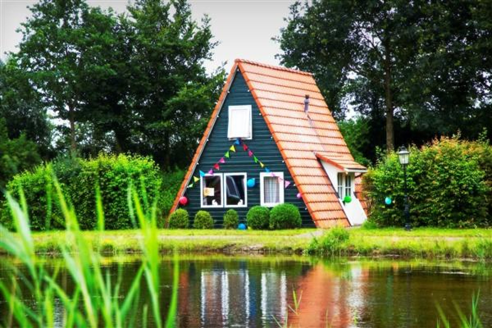 6 persoons vissershuisje rond het water.