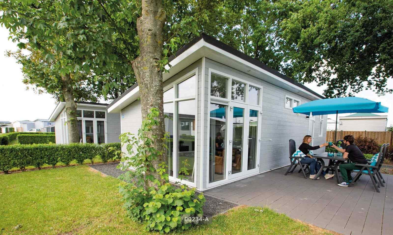 Comfortabel 4 persoons chalet op een vakantiepark met een verwarmd buitenzwembad