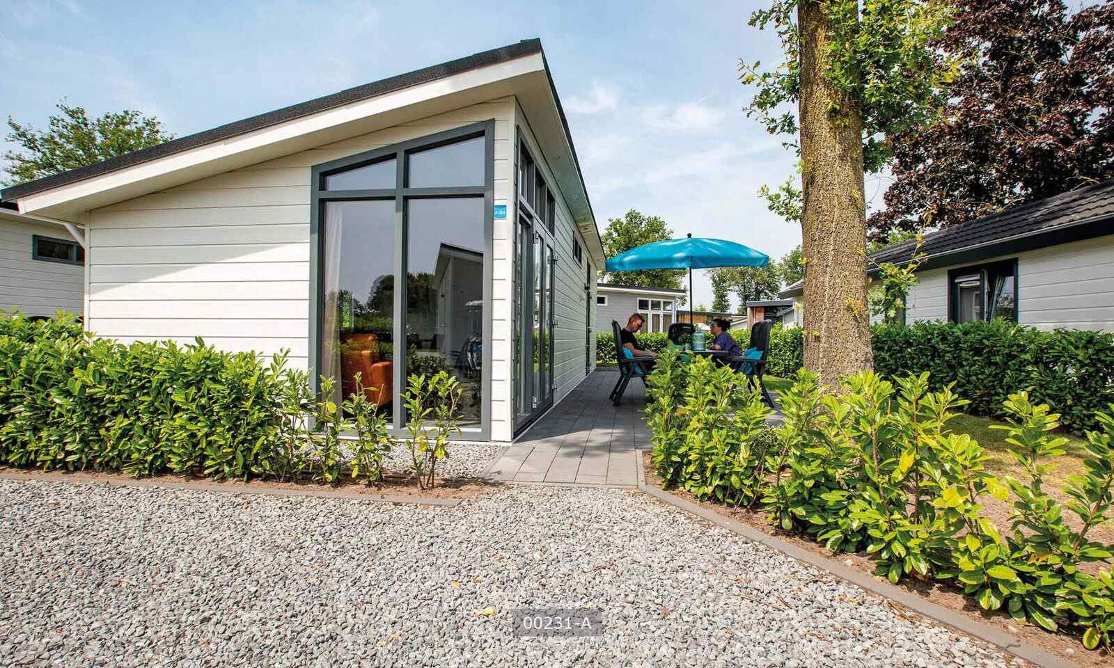 modern-5-persoons-chalet-op-een-vakantiepark-met-een-verwarmd-buitenzwembad