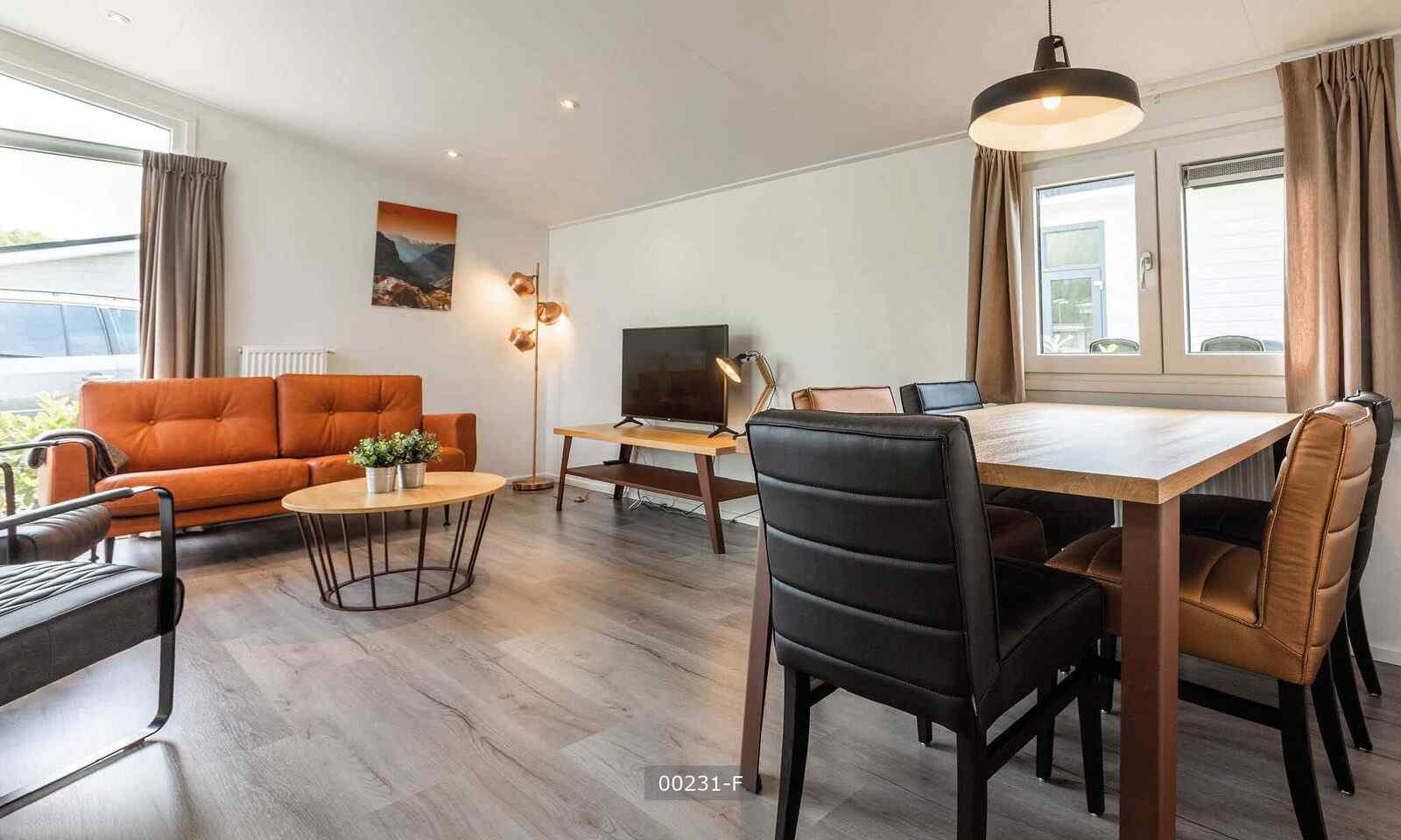 modern-5-persoons-chalet-op-een-vakantiepark-met-een-verwarmd-buitenzwembad