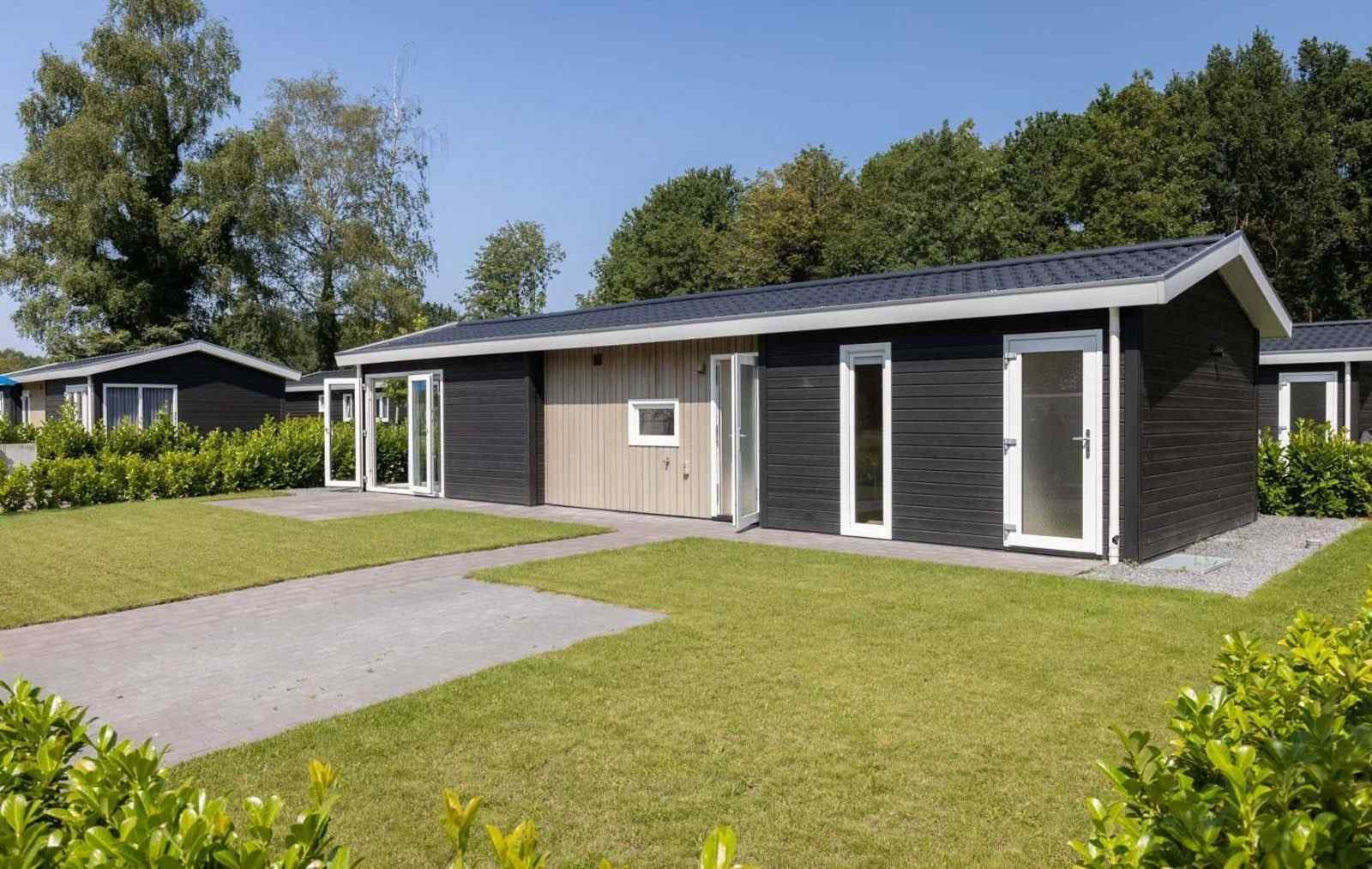 modern-ingerichte-lodge-voor-4-personen-op-vakantiepark-molenvelden-in-veldhoven