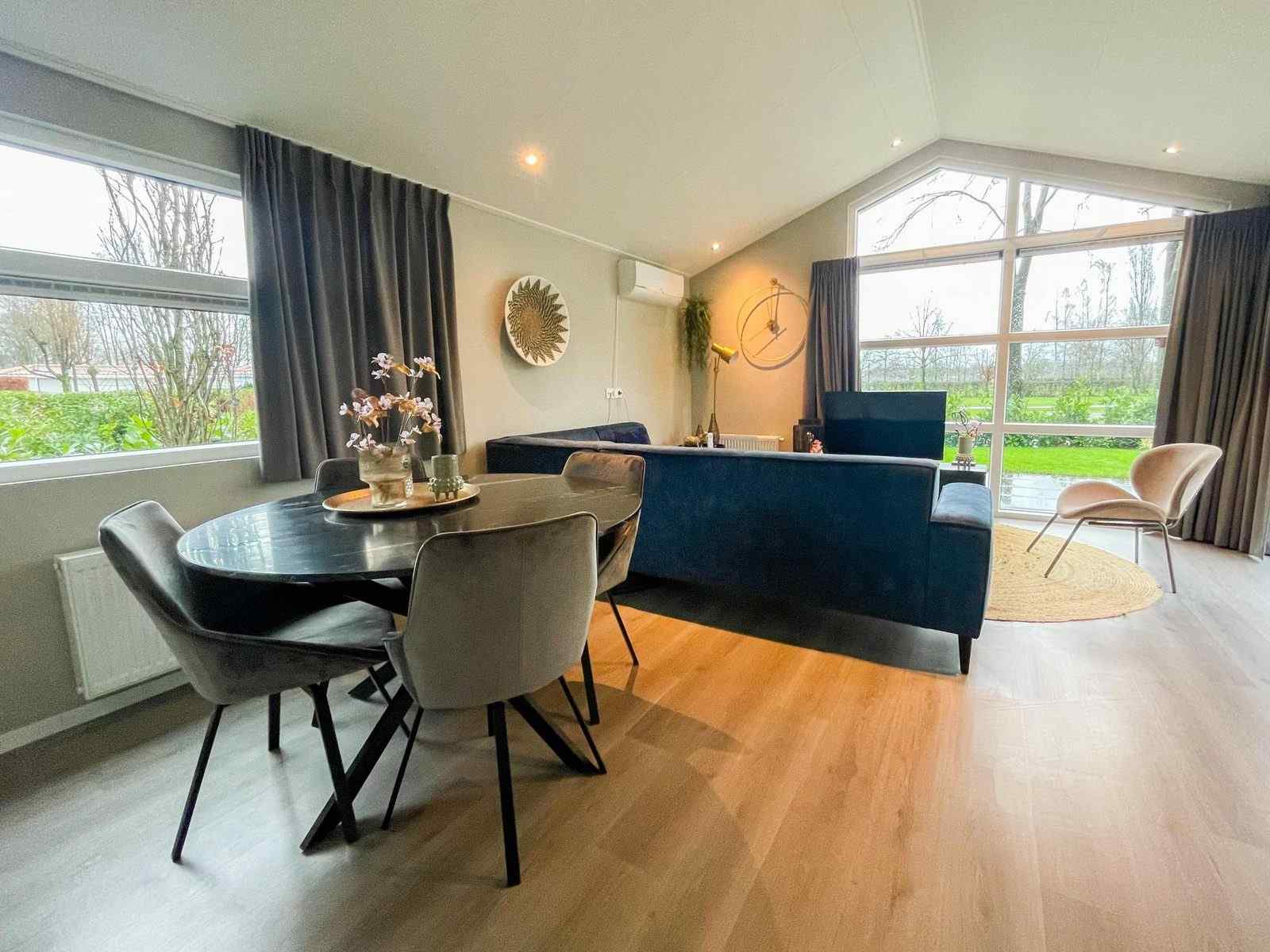 modern-ingerichte-lodge-voor-4-personen-op-vakantiepark-molenvelden-in-veldhoven