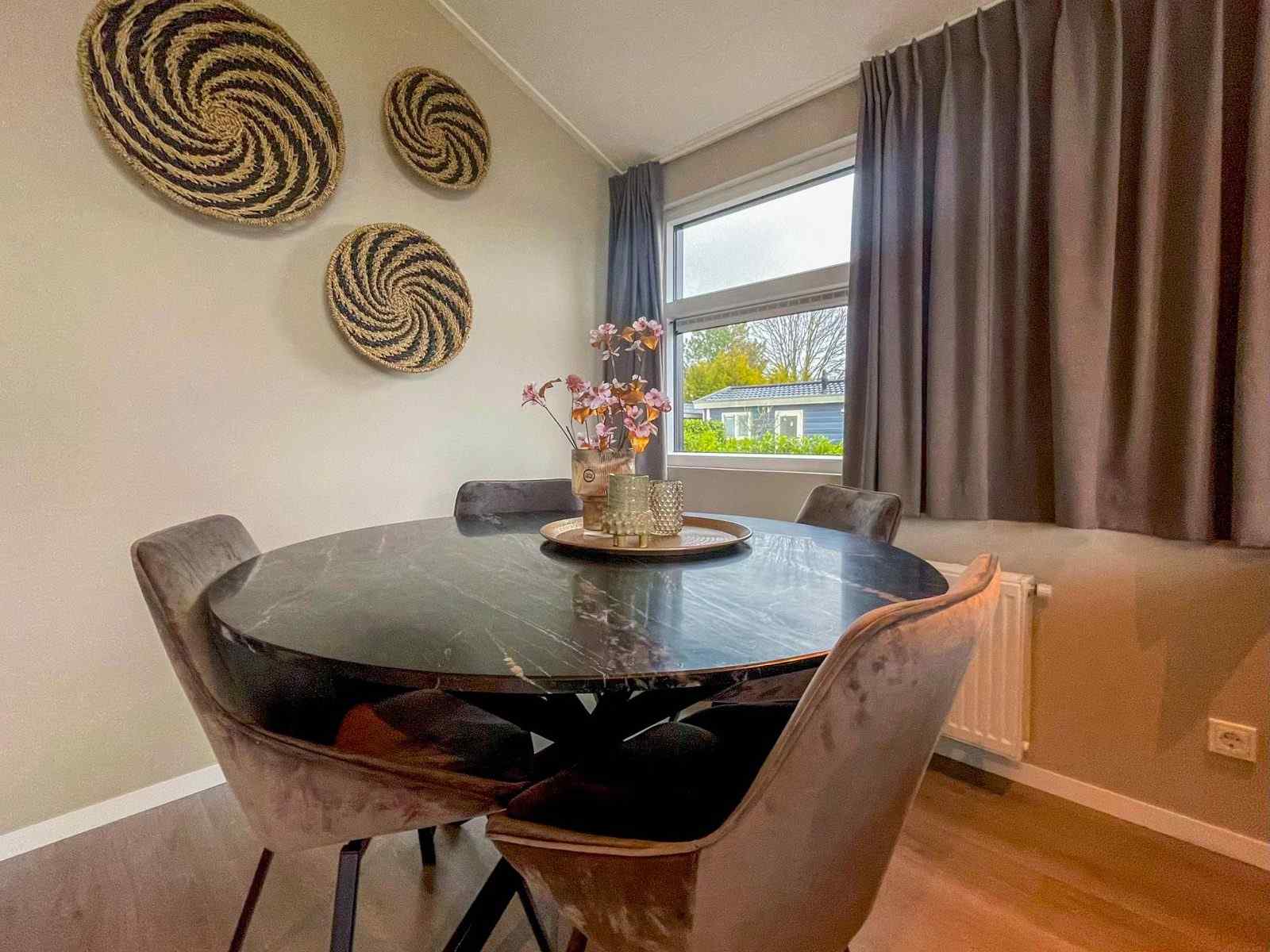 modern-ingerichte-lodge-voor-4-personen-op-vakantiepark-molenvelden-in-veldhoven