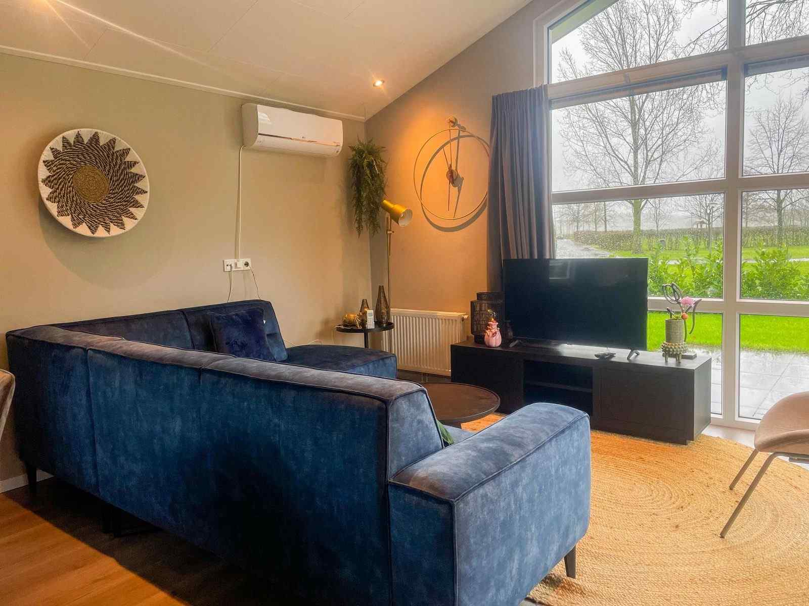 modern-ingerichte-lodge-voor-4-personen-op-vakantiepark-molenvelden-in-veldhoven