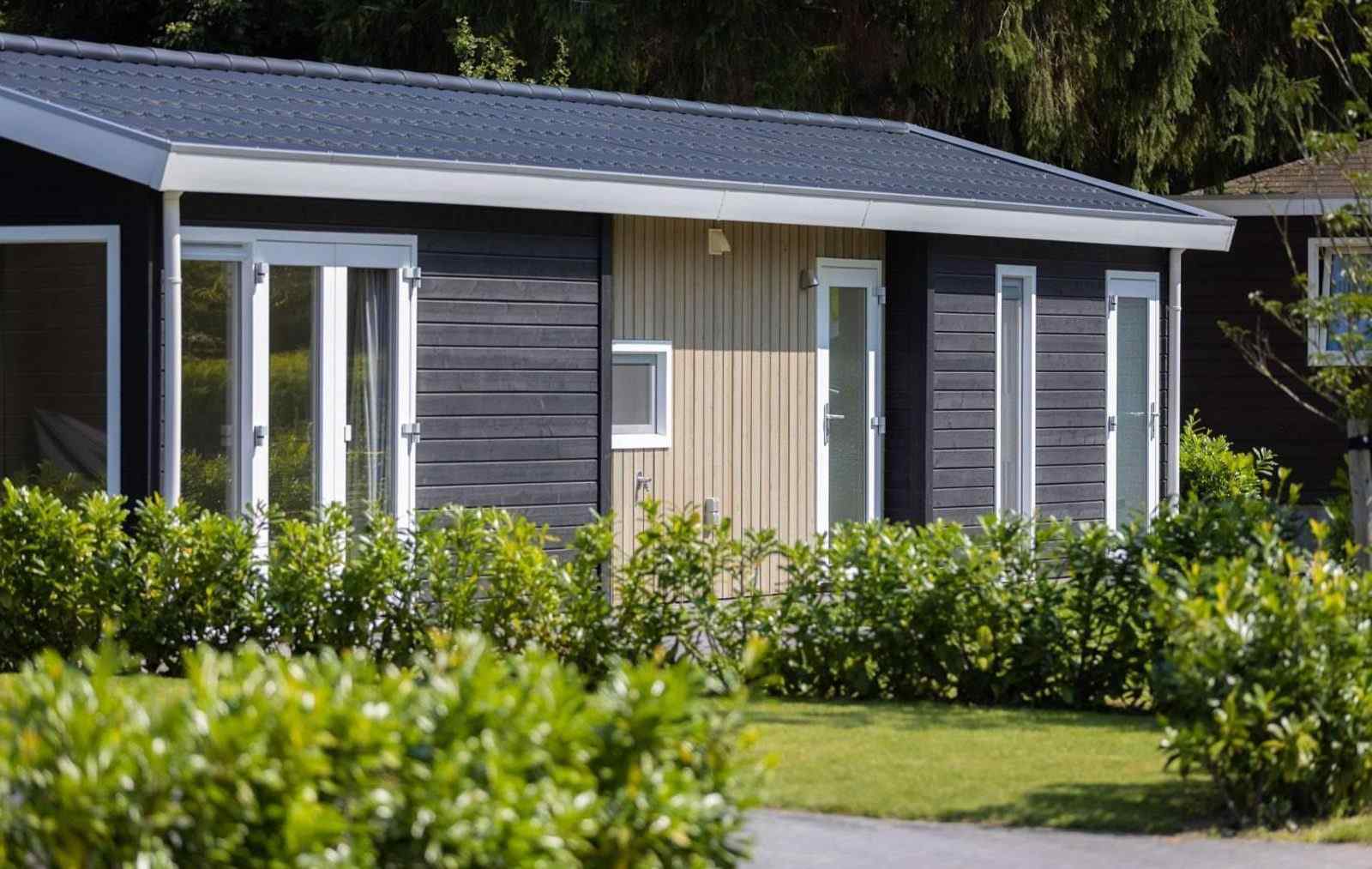 modern-ingerichte-lodge-voor-4-personen-op-vakantiepark-molenvelden-in-veldhoven