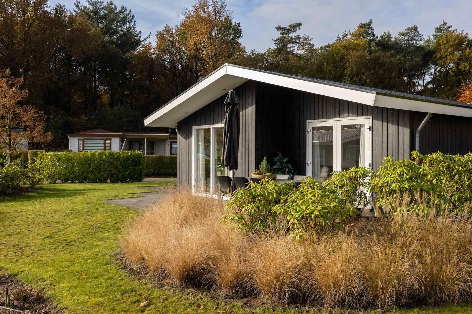 comfortabele-lodge-aan-het-water-voor-6-personen-op-vakantiepark-molenvelden-in-veldhoven