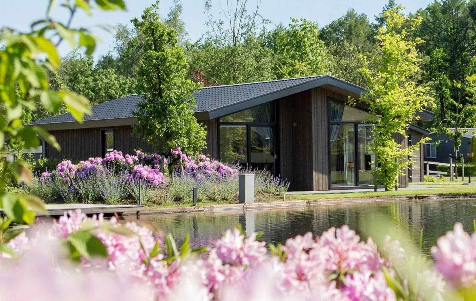 luxe-lodge-aan-het-water-voor-6-personen-op-vakantiepark-molenvelden-in-veldhoven