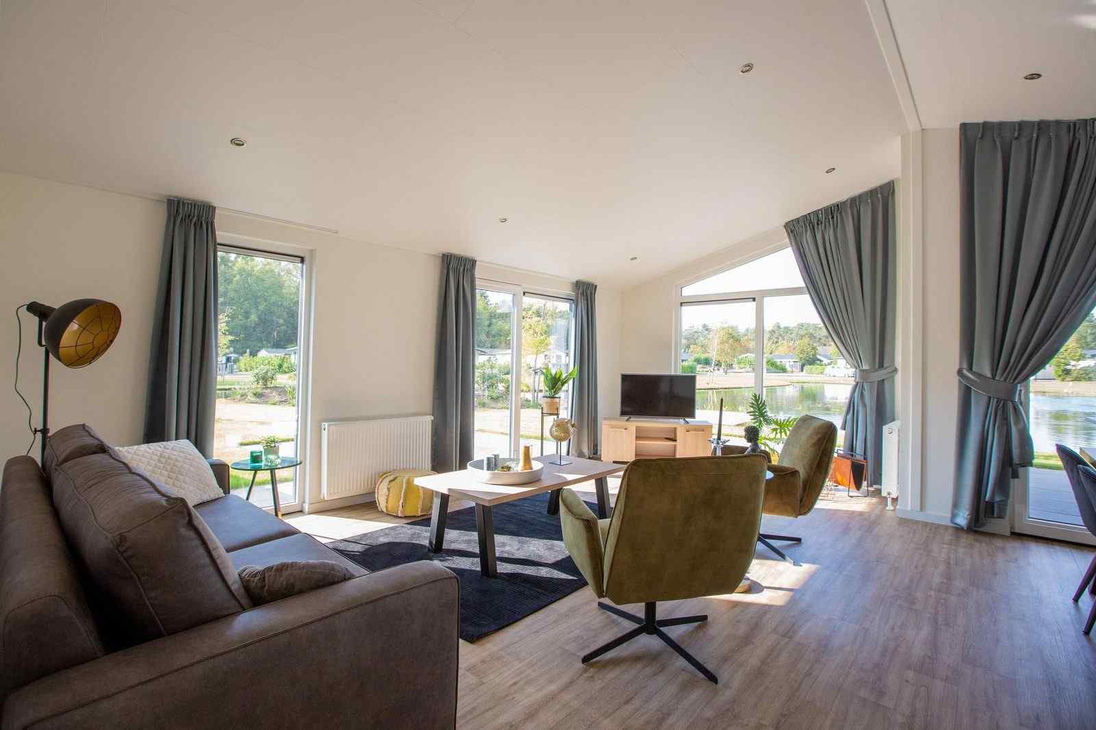 luxe-lodge-aan-het-water-voor-6-personen-op-vakantiepark-molenvelden-in-veldhoven