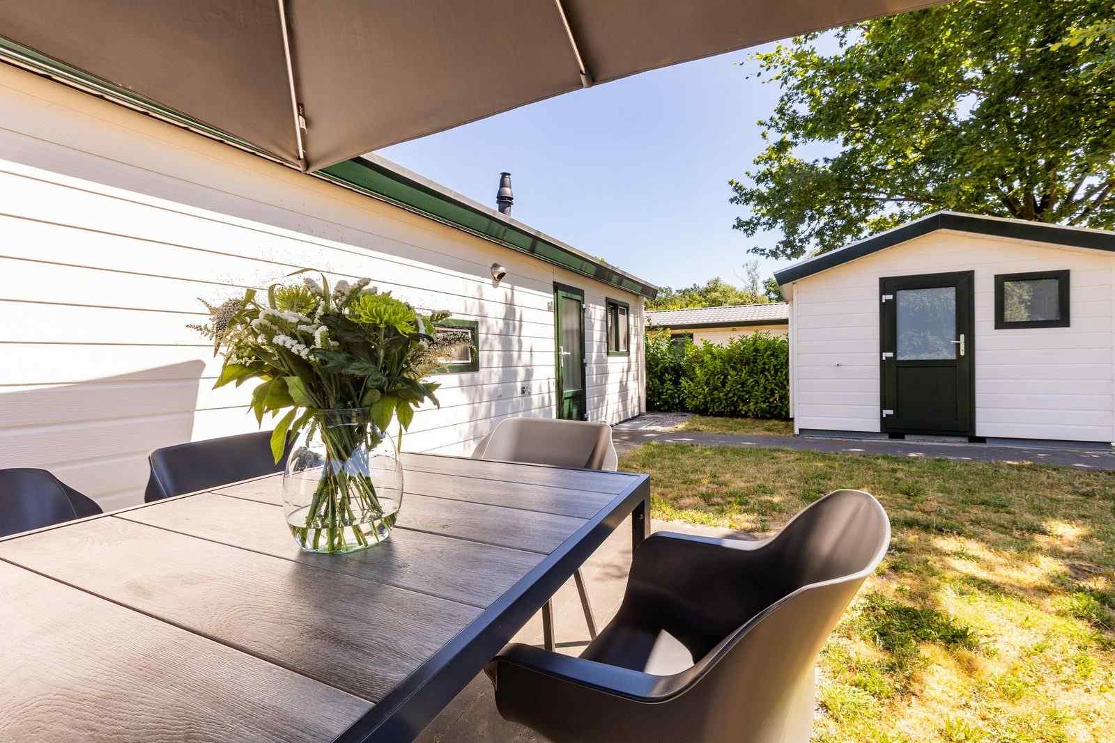 lodge-voor-4-personen-op-vakantiepark-molenvelden-in-veldhoven