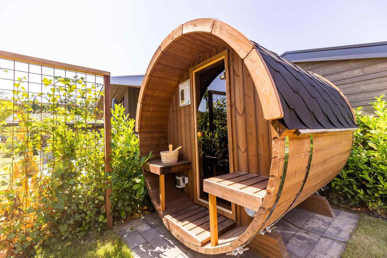 luxe-lodge-voor-6-personen-met-sauna-en-aan-het-water-op-vakantiepark-molenvelden