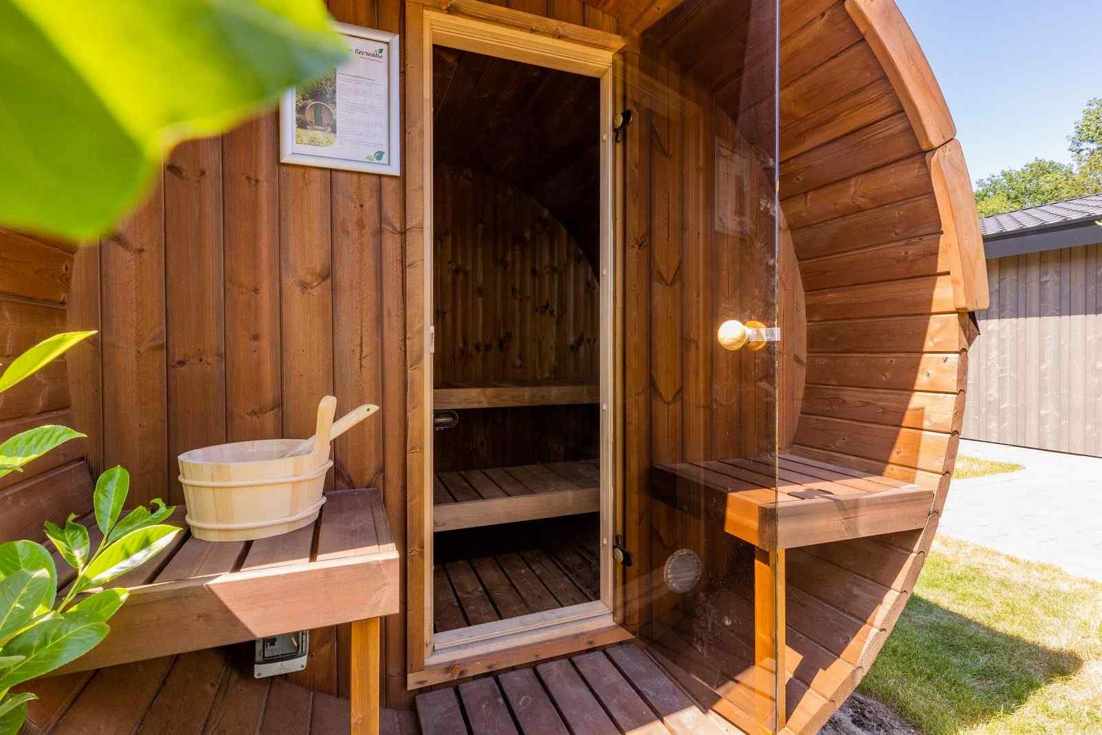 luxe-lodge-voor-6-personen-met-sauna-en-aan-het-water-op-vakantiepark-molenvelden