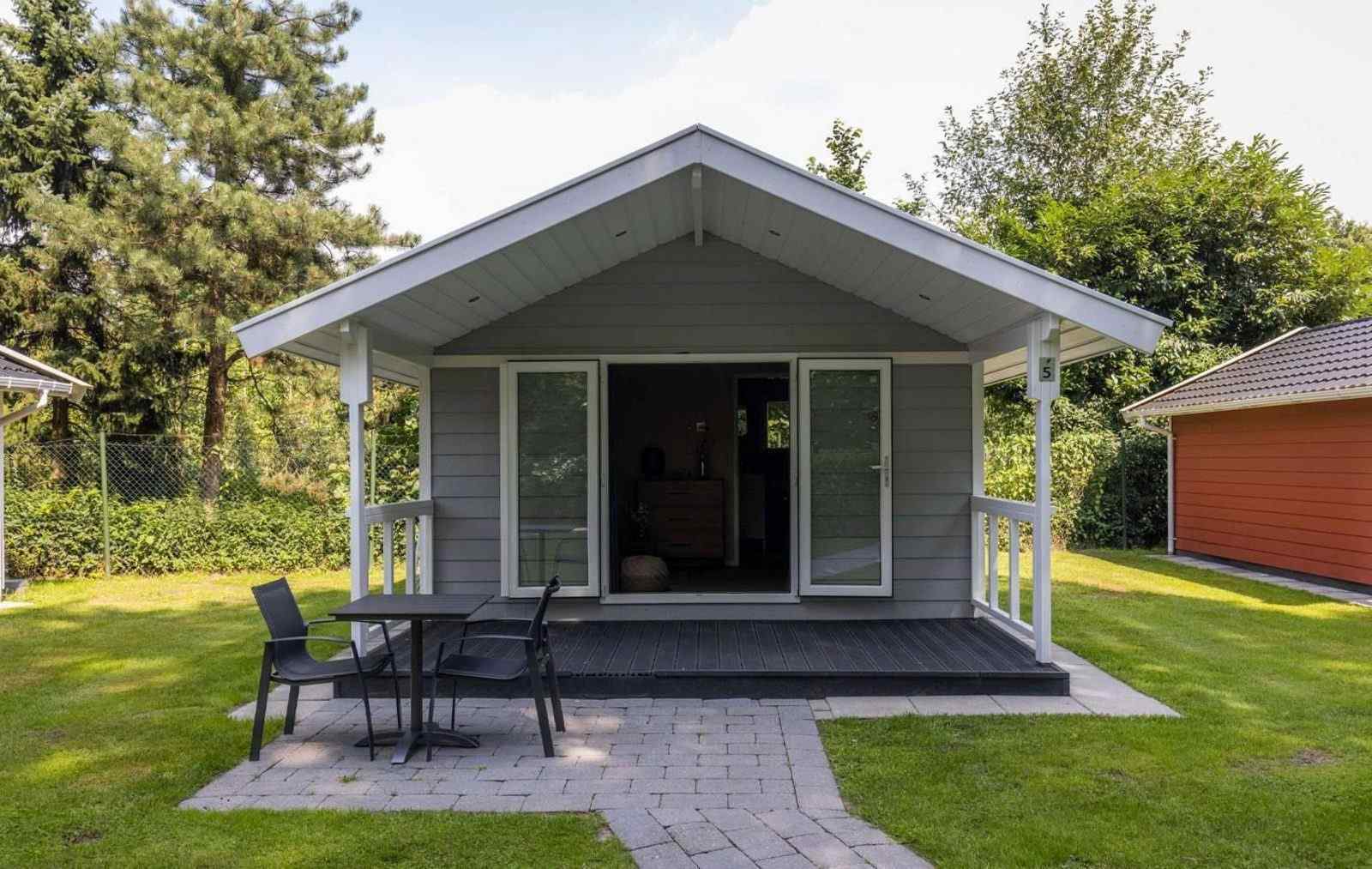 knus-2-persoons-tiny-house-gelegen-op-een-vakantiepark-in-een-prachtige-bosrijke-omgeving