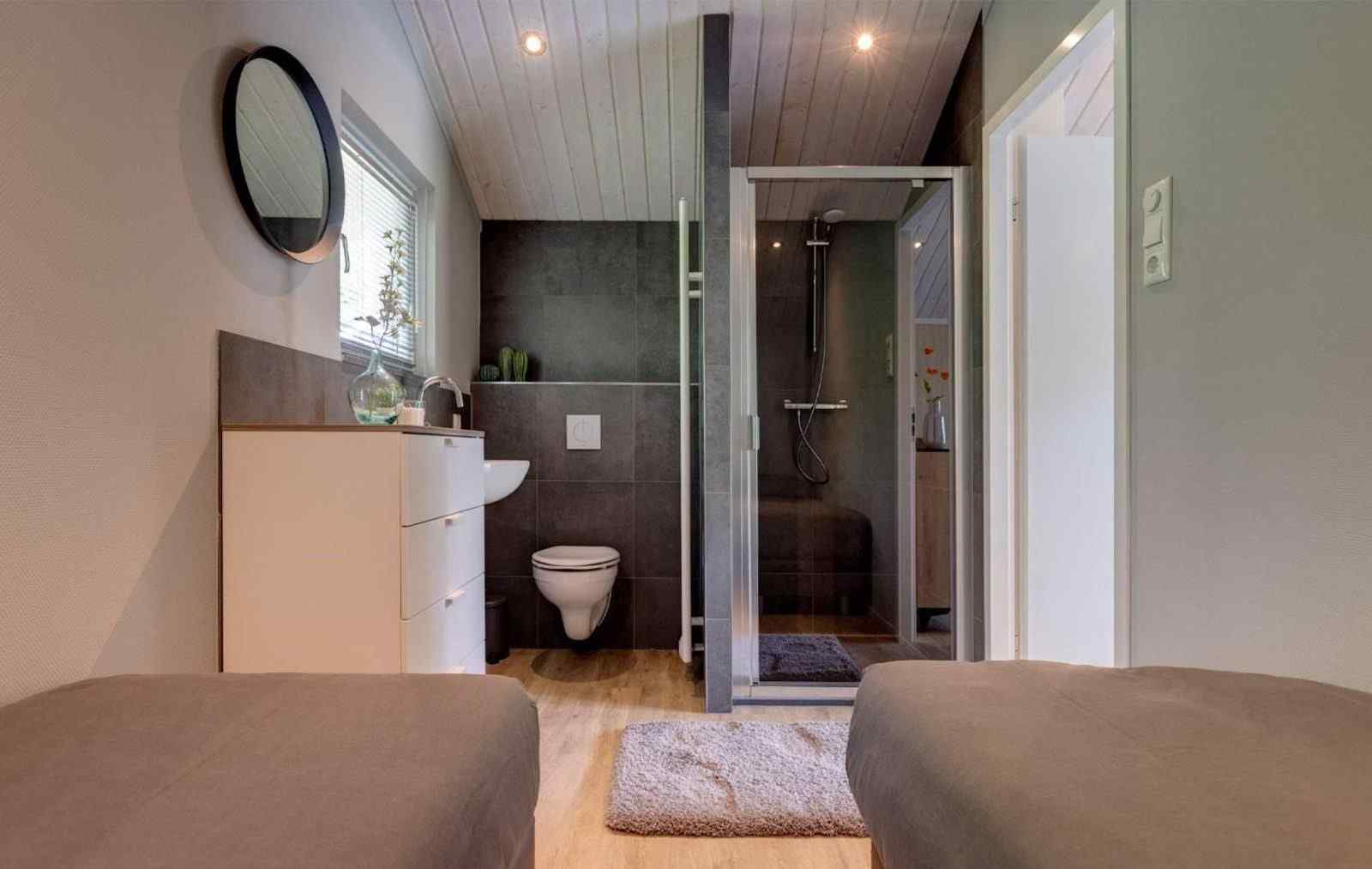 luxe-2-persoons-tiny-house-gelegen-op-een-vakantiepark-in-een-prachtige-bosrijke-omgeving