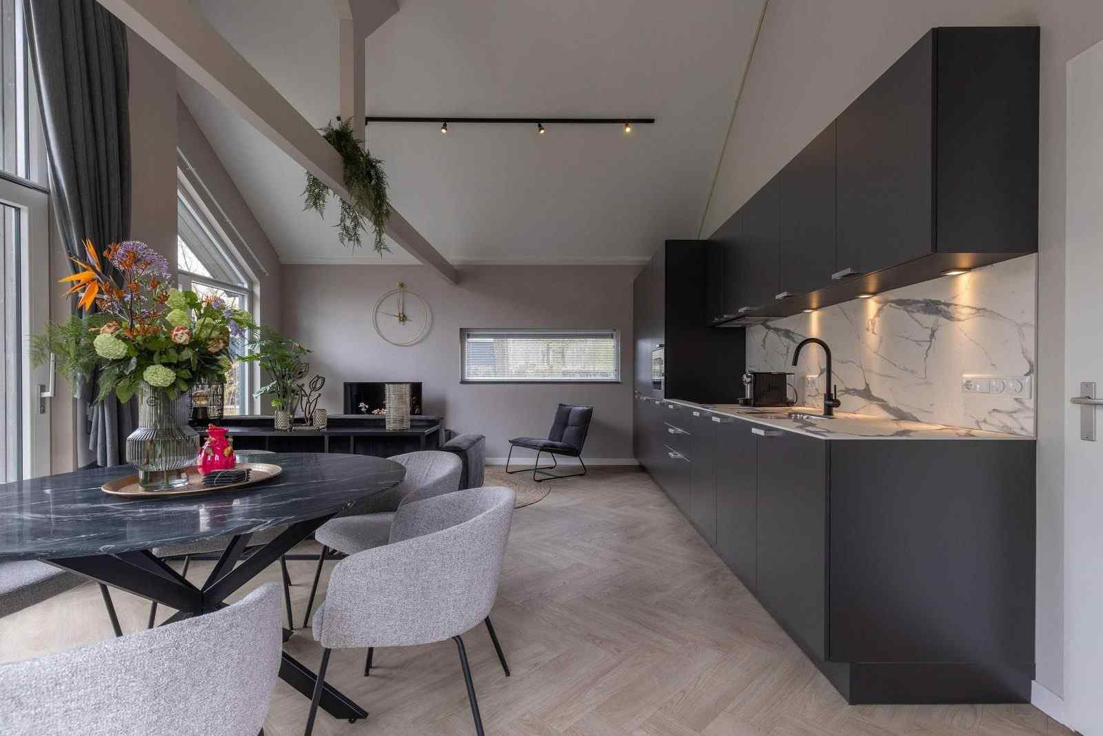 moderne-6-persoons-ecovilla-op-een-vakantiepark-in-de-bosrijke-omgeving-van-oirschot