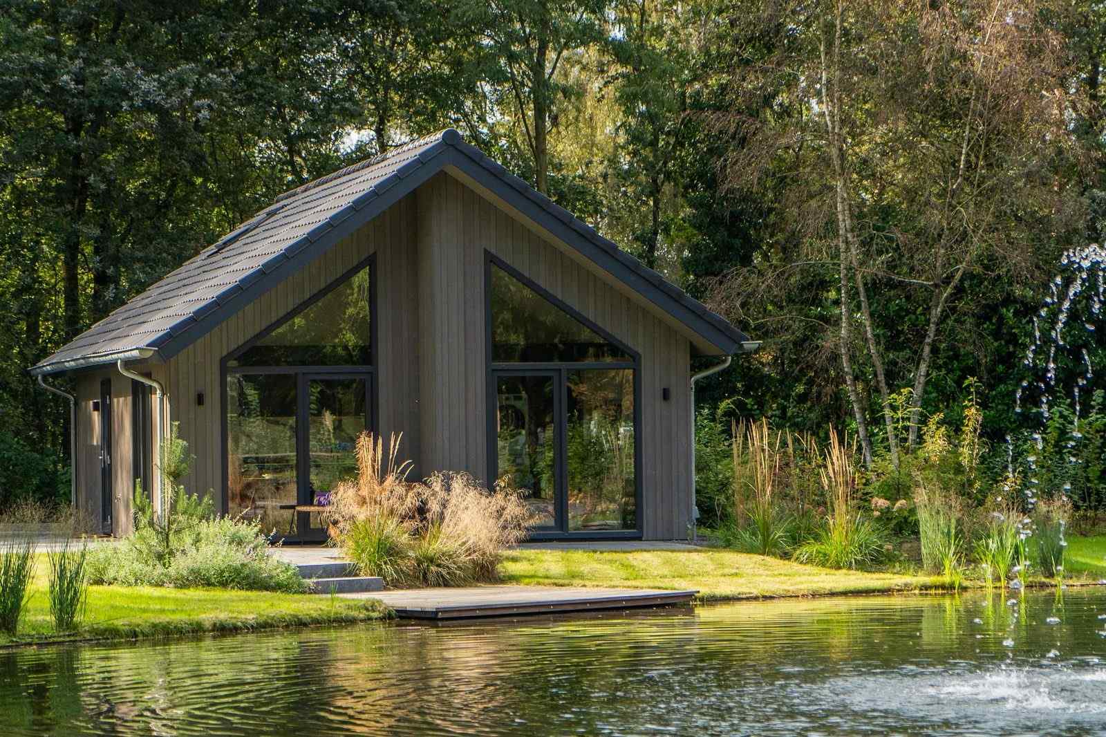 Ruime 6 persoons ecovilla met zicht over het water op e