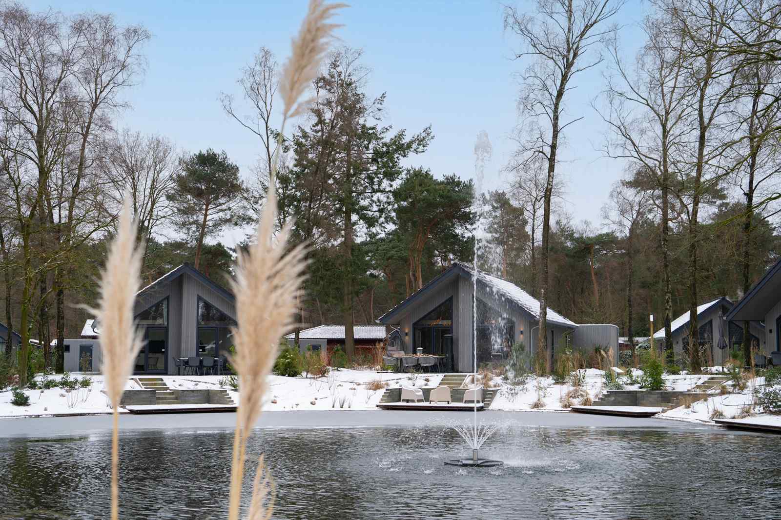 ruime-6-persoons-ecovilla-met-zicht-over-het-water-op-een-vakantiepark-in-oirschot