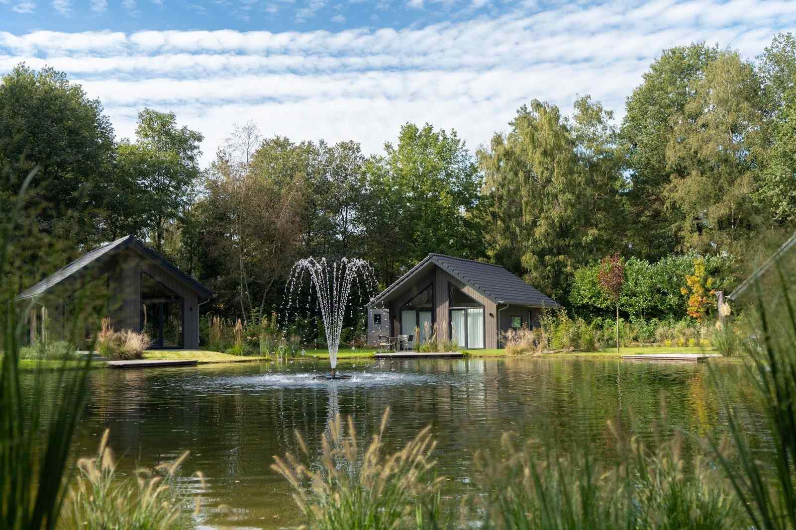 ruime-6-persoons-ecovilla-met-zicht-over-het-water-op-een-vakantiepark-in-oirschot