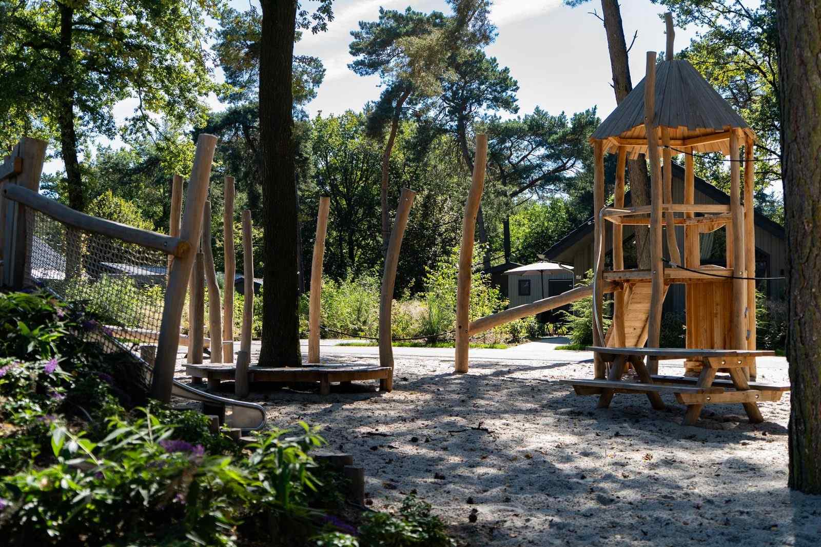 ruime-6-persoons-ecovilla-met-zicht-over-het-water-op-een-vakantiepark-in-oirschot