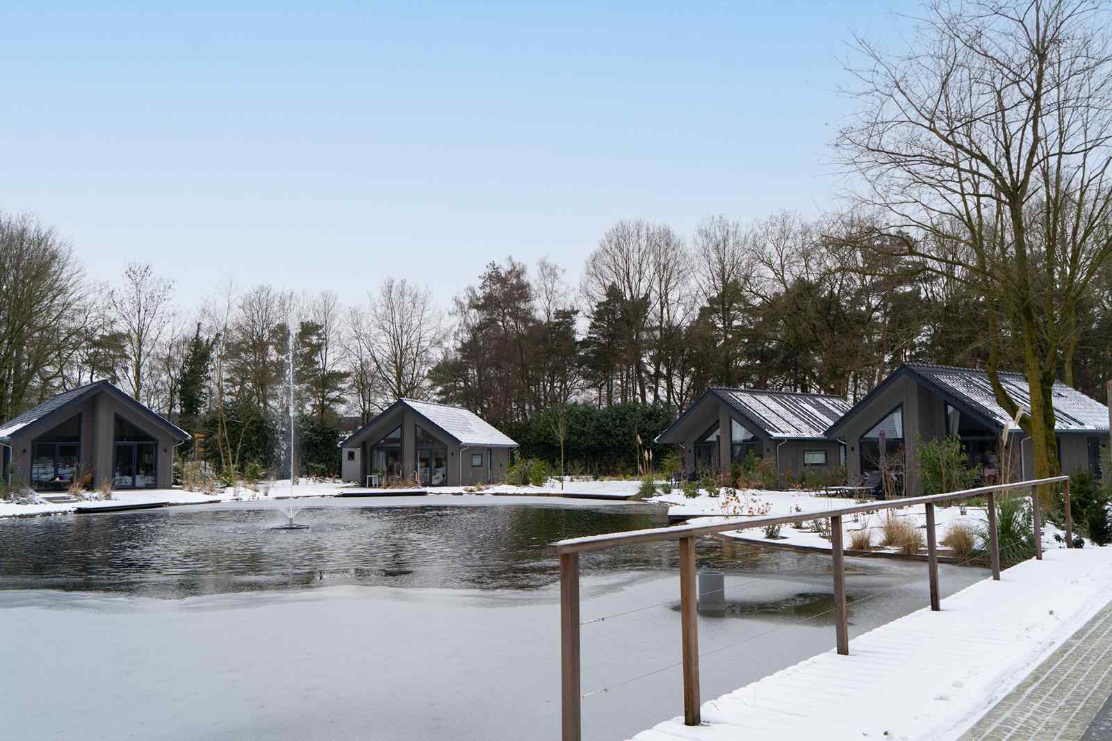 ruime-6-persoons-ecovilla-met-zicht-over-het-water-op-een-vakantiepark-in-oirschot