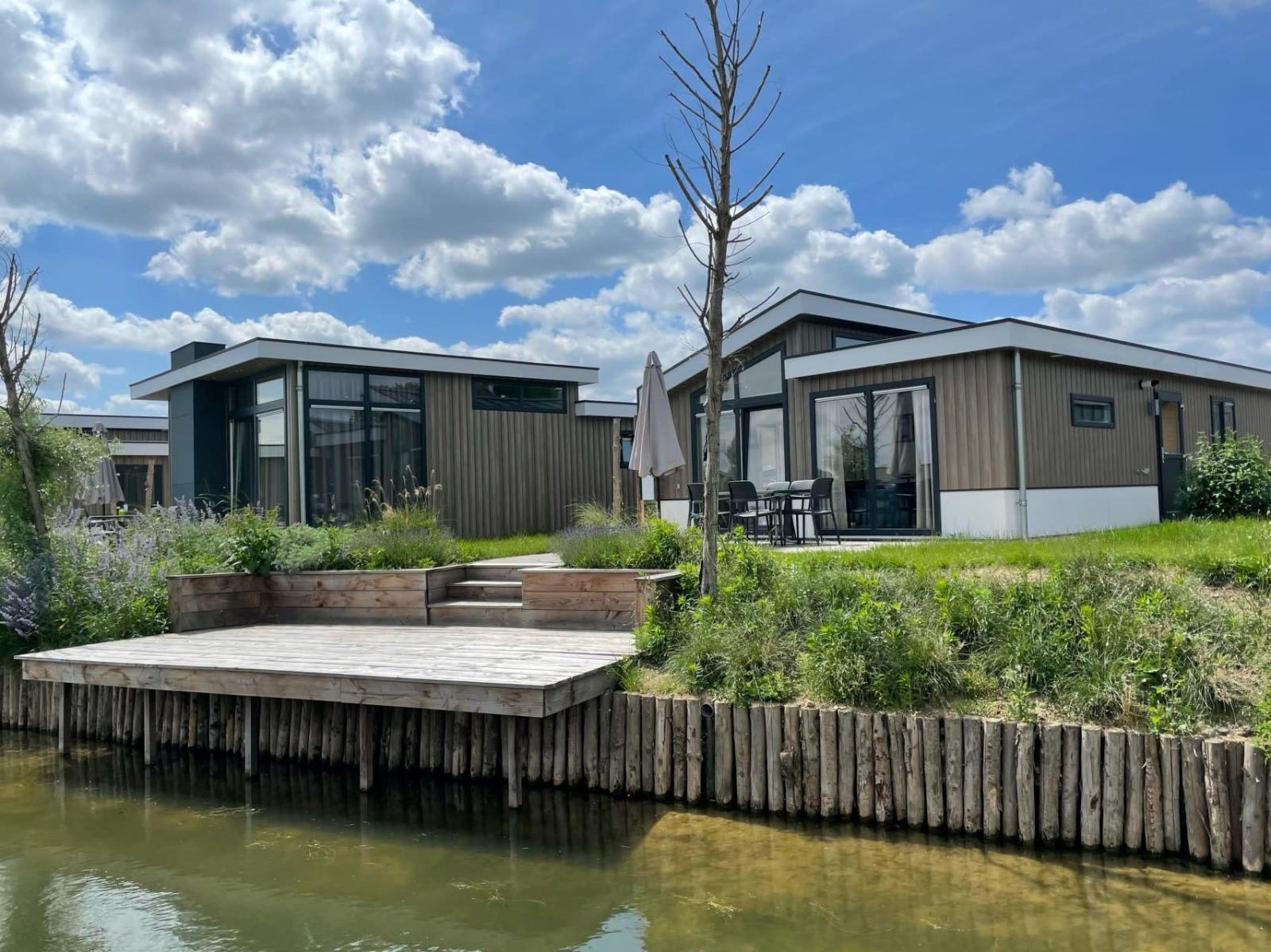 Modern 6-persoons chalet aan het water gelegen aan de Kraaijenbergse Plassen - Nederland - Europa - Linden