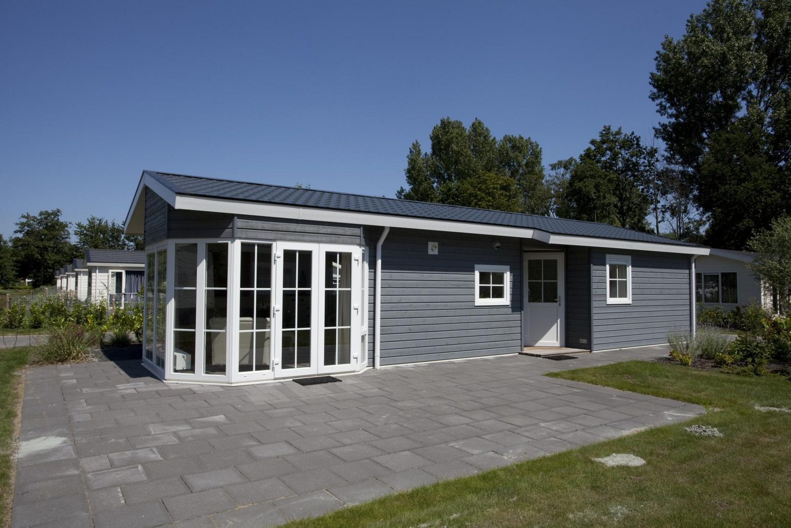 4-persoons-chalet-op-vakantiepark-buitenhuizen-met-buitenzwembad-in-velsen-zuid