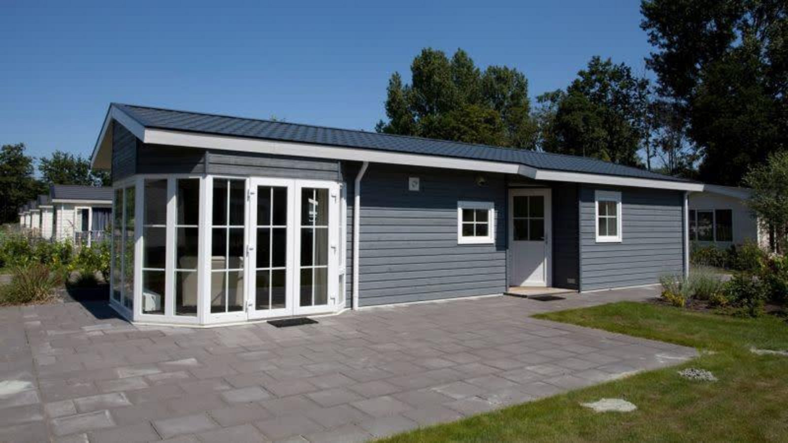 4-persoons-chalet-op-vakantiepark-buitenhuizen-met-buitenzwembad-in-velsen-zuid