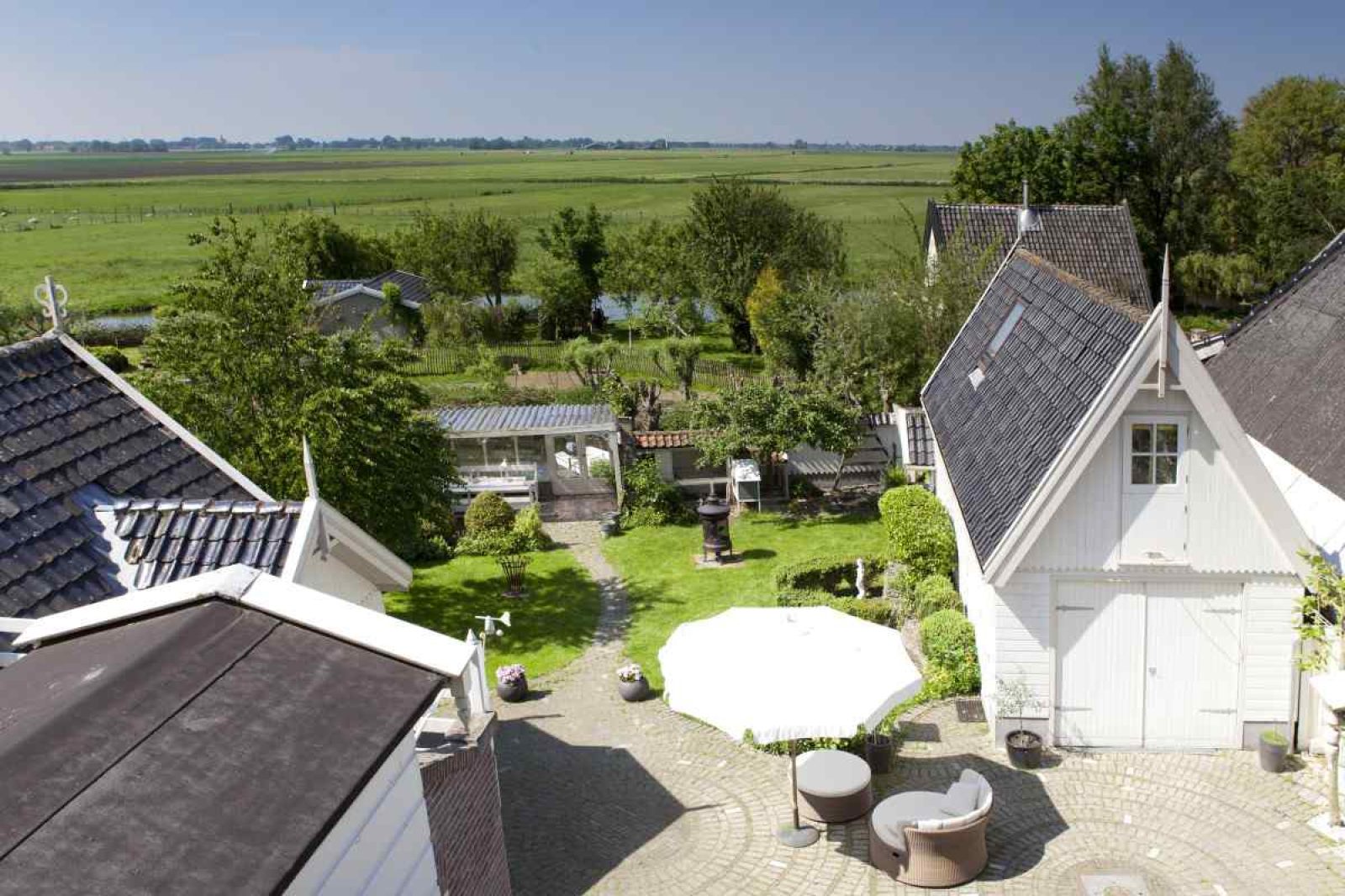 luxe-groepsaccommodatie-voor-12-personen-met-hottub-sauna-en-massagedouche-in-oostwoud