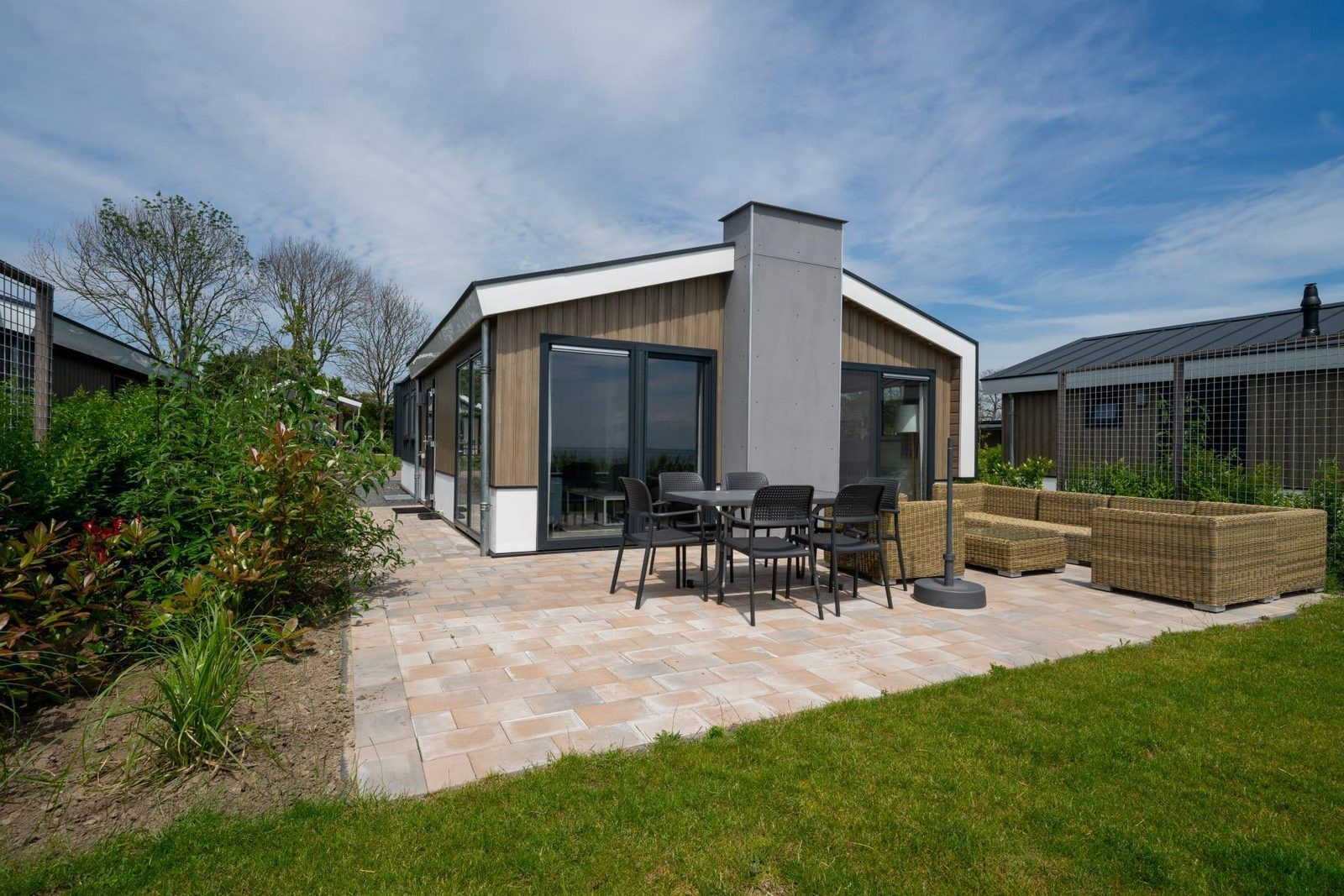 mooi-6-persoons-chalet-met-eigen-vlonder-aan-het-markermeer-op-een-vakantiepark