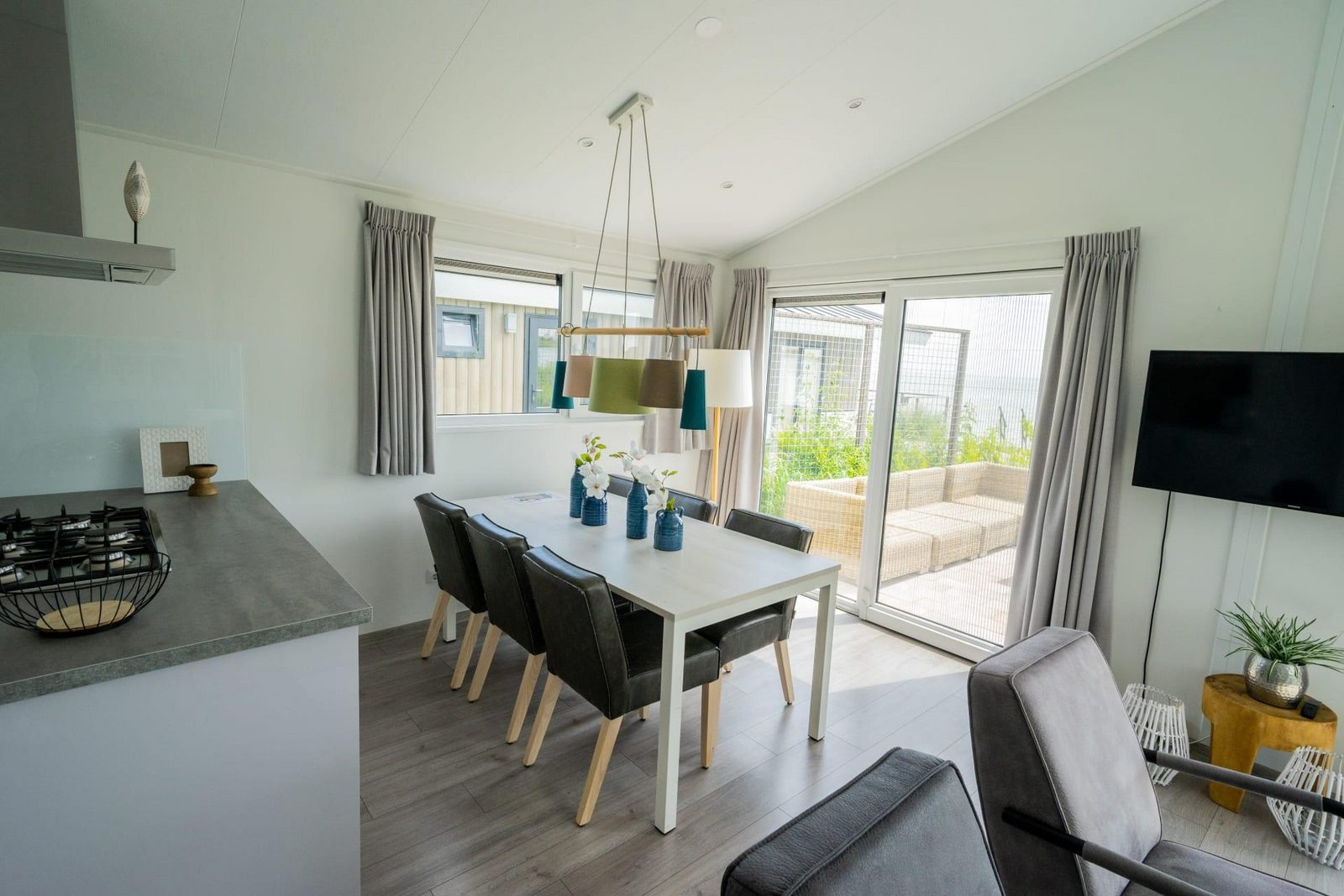 mooi-6-persoons-chalet-met-eigen-vlonder-aan-het-markermeer-op-een-vakantiepark