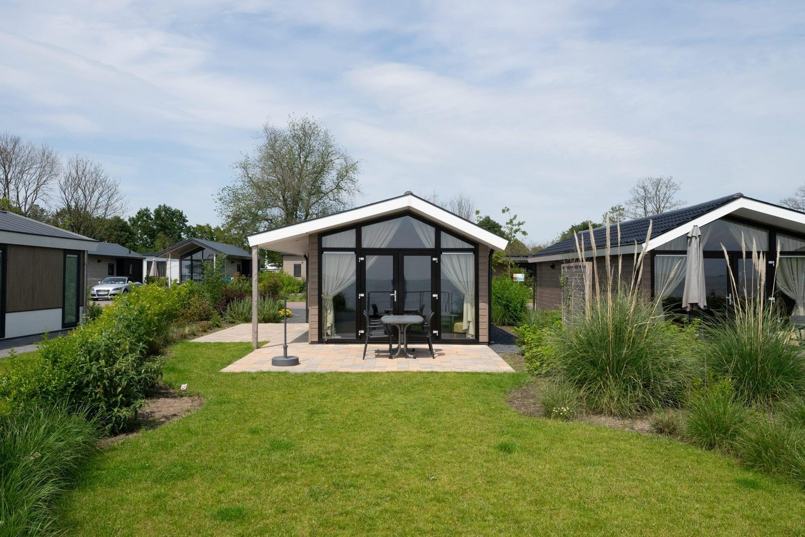 4-persoons-chalet-gelegen-aan-het-water-met-terras