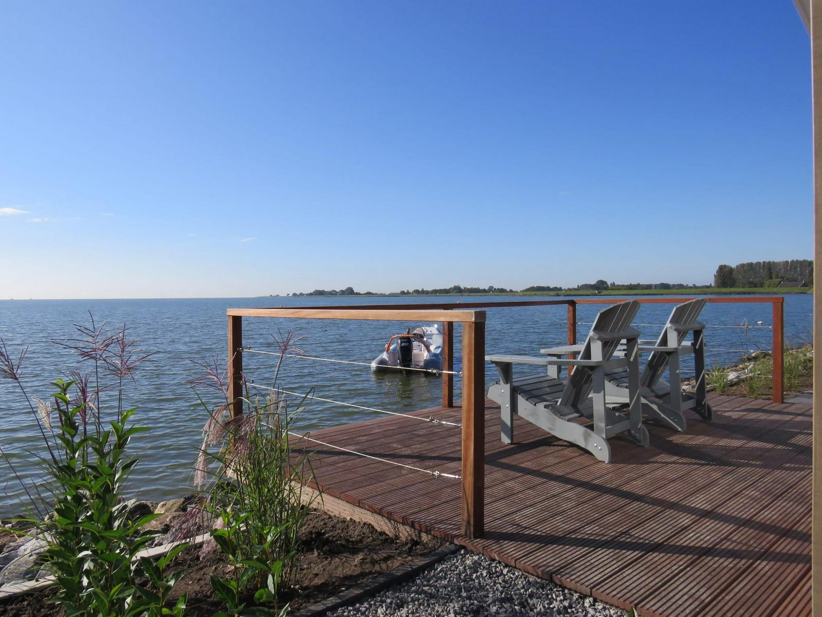 4-persoons-chalet-gelegen-aan-het-water-met-terras