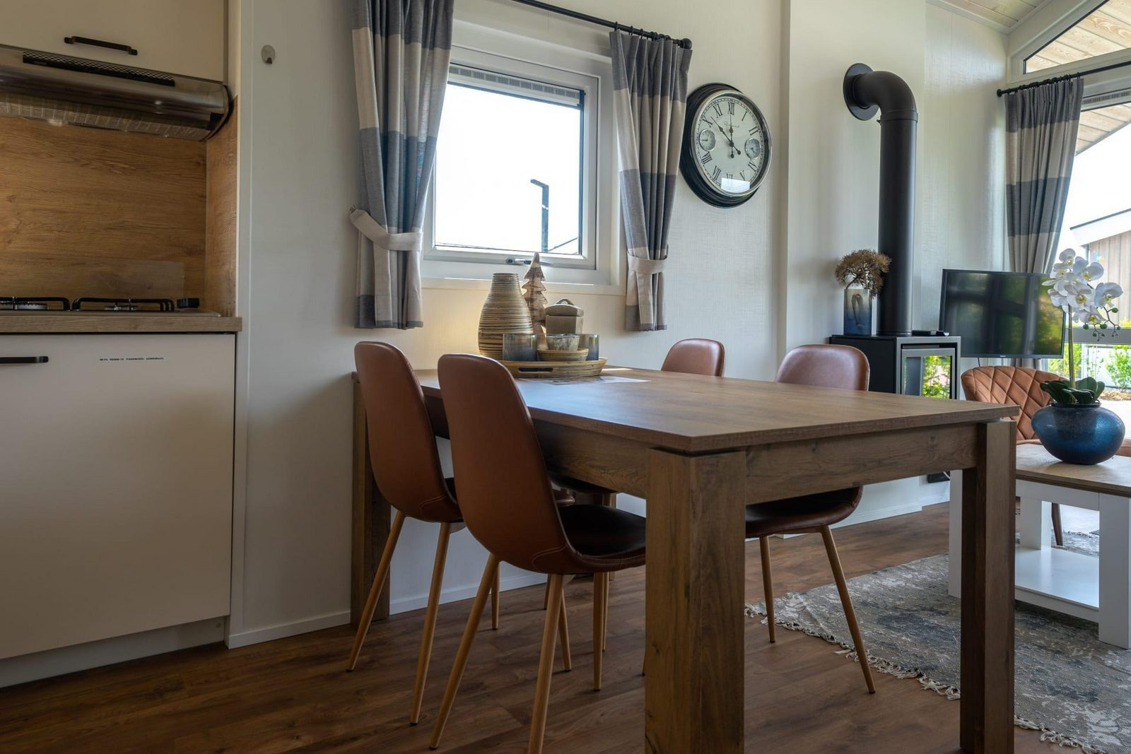 compacte-4-persoons-tiny-house-met-sfeerhaard-op-vakantiepark-aan-het-markermeer