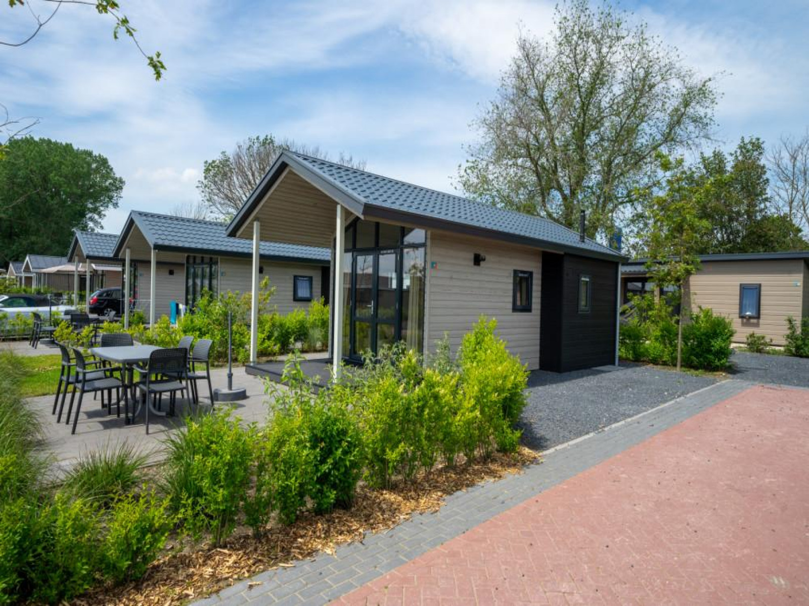 compacte-4-persoons-tiny-house-met-sfeerhaard-op-vakantiepark-aan-het-markermeer