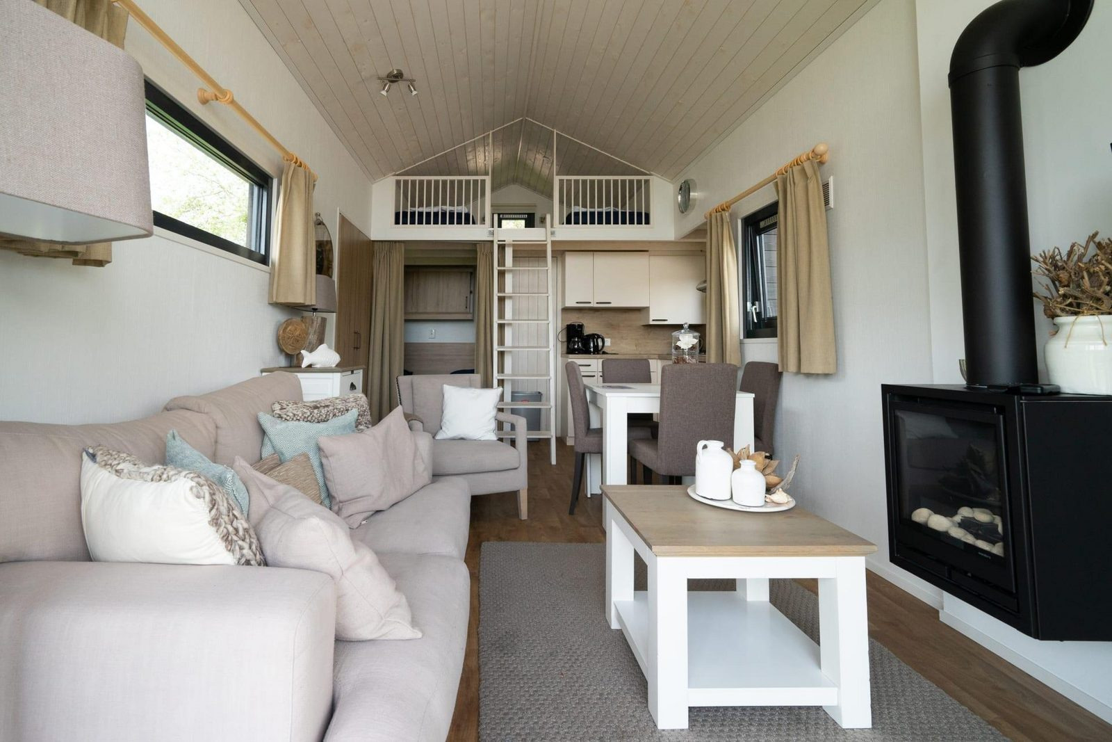 compacte-4-persoons-tiny-house-met-sfeerhaard-op-vakantiepark-aan-het-markermeer