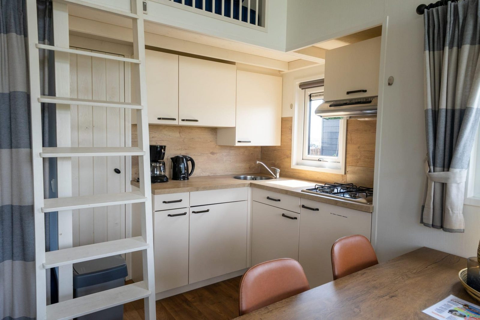 compacte-4-persoons-tiny-house-met-sfeerhaard-op-vakantiepark-aan-het-markermeer