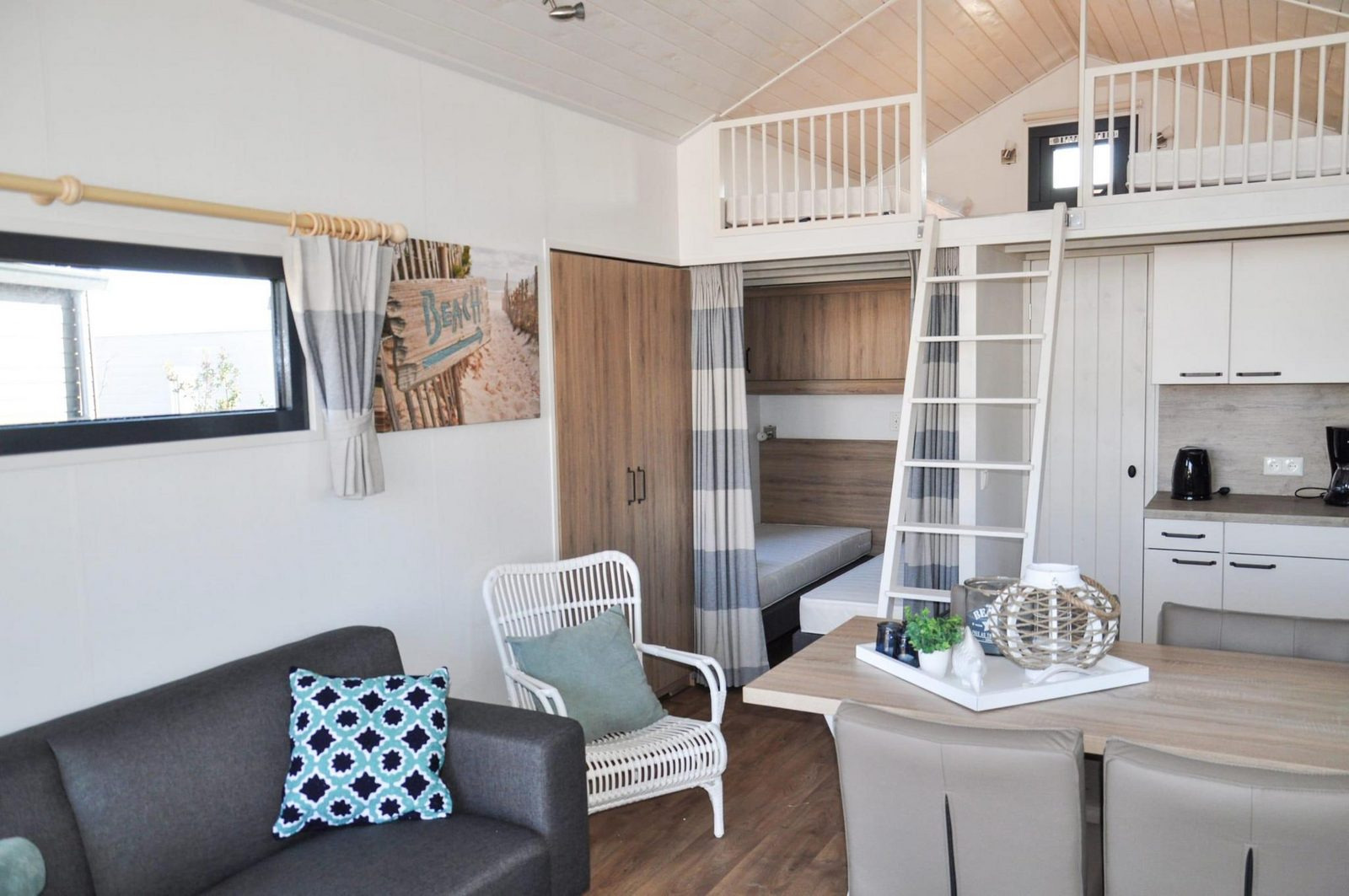 compacte-4-persoons-tiny-house-met-sfeerhaard-op-vakantiepark-aan-het-markermeer