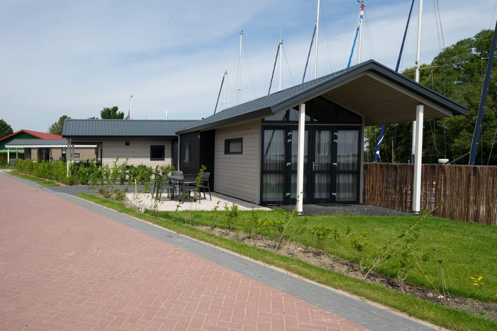 compacte-4-persoons-tiny-house-met-sfeerhaard-op-vakantiepark-aan-het-markermeer