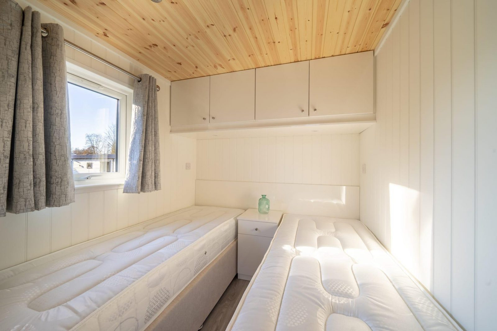 compacte-4-persoons-tiny-house-met-sfeerhaard-op-vakantiepark-aan-het-markermeer