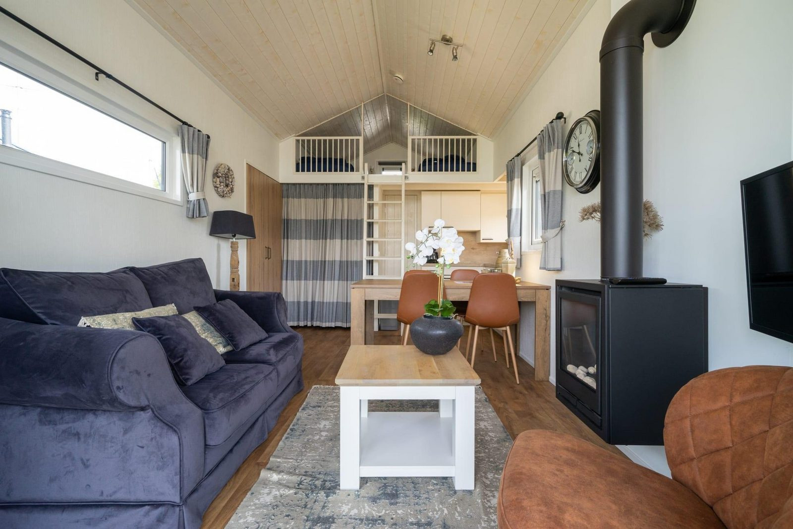 compacte-4-persoons-tiny-house-met-sfeerhaard-op-vakantiepark-aan-het-markermeer