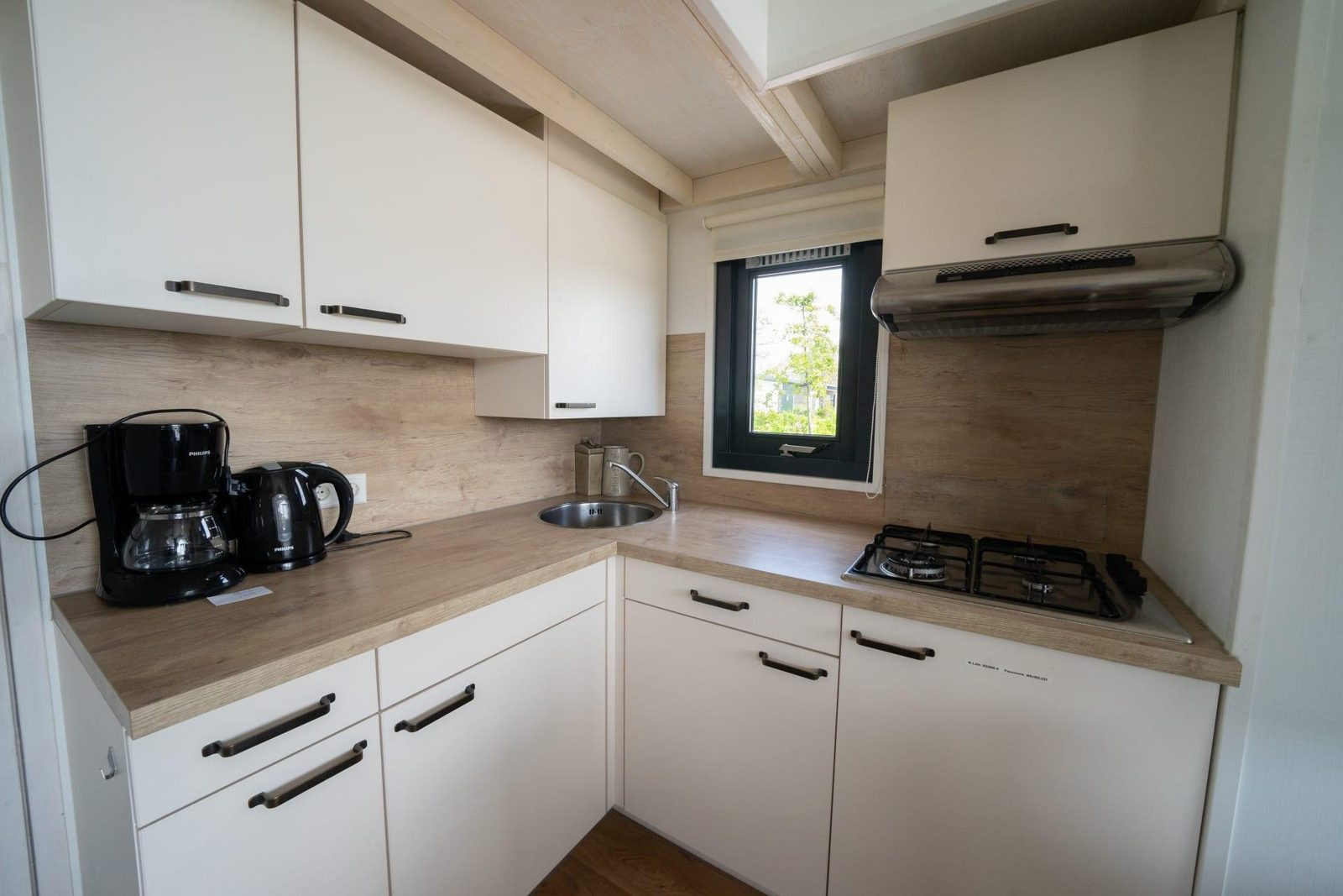 compacte-4-persoons-tiny-house-met-sfeerhaard-op-vakantiepark-aan-het-markermeer